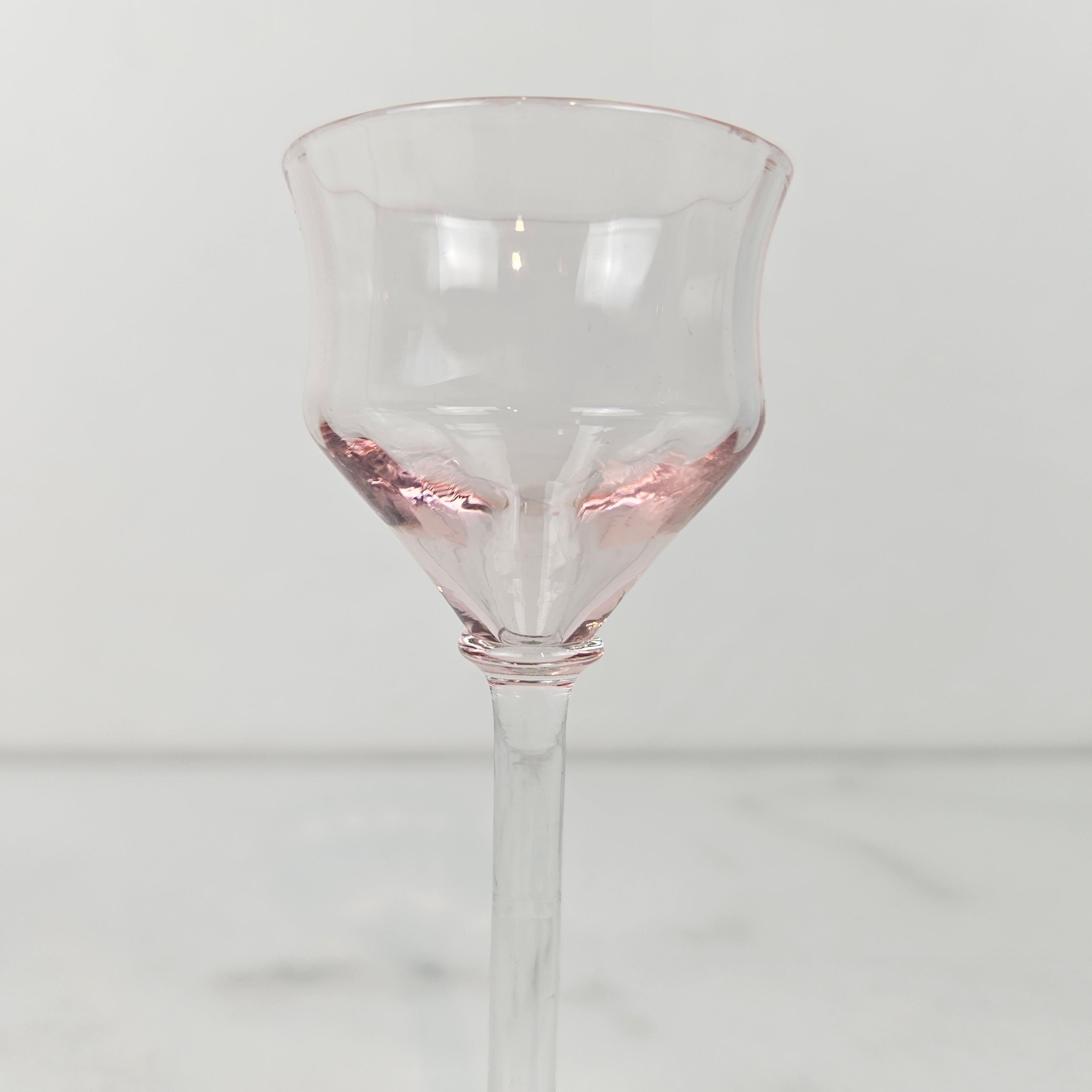Charmant ensemble de 4 verres à liqueur côtelés colorés, soufflés à la main, vers 1920 1920 en vente 7