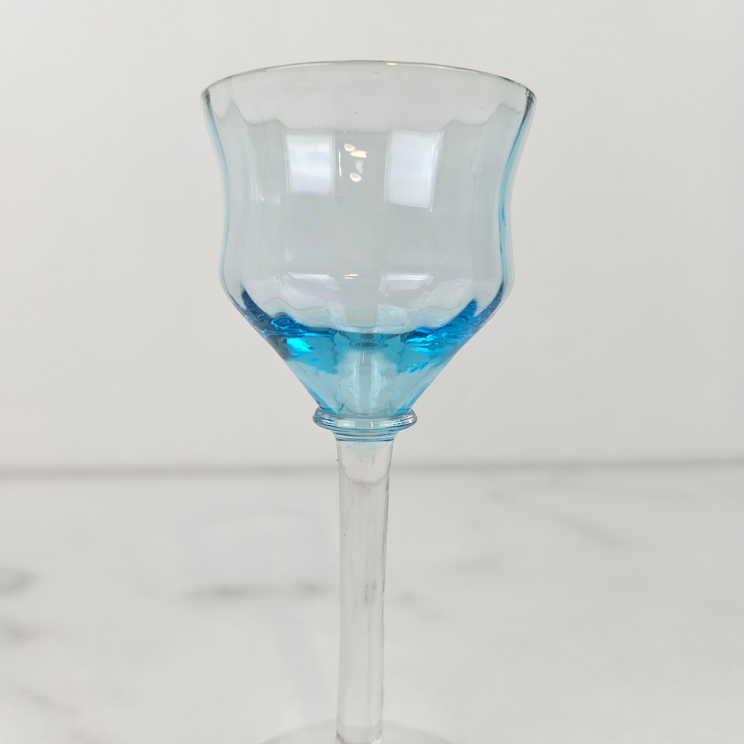 Charmant ensemble de 4 verres à liqueur côtelés colorés, soufflés à la main, vers 1920 1920 en vente 8