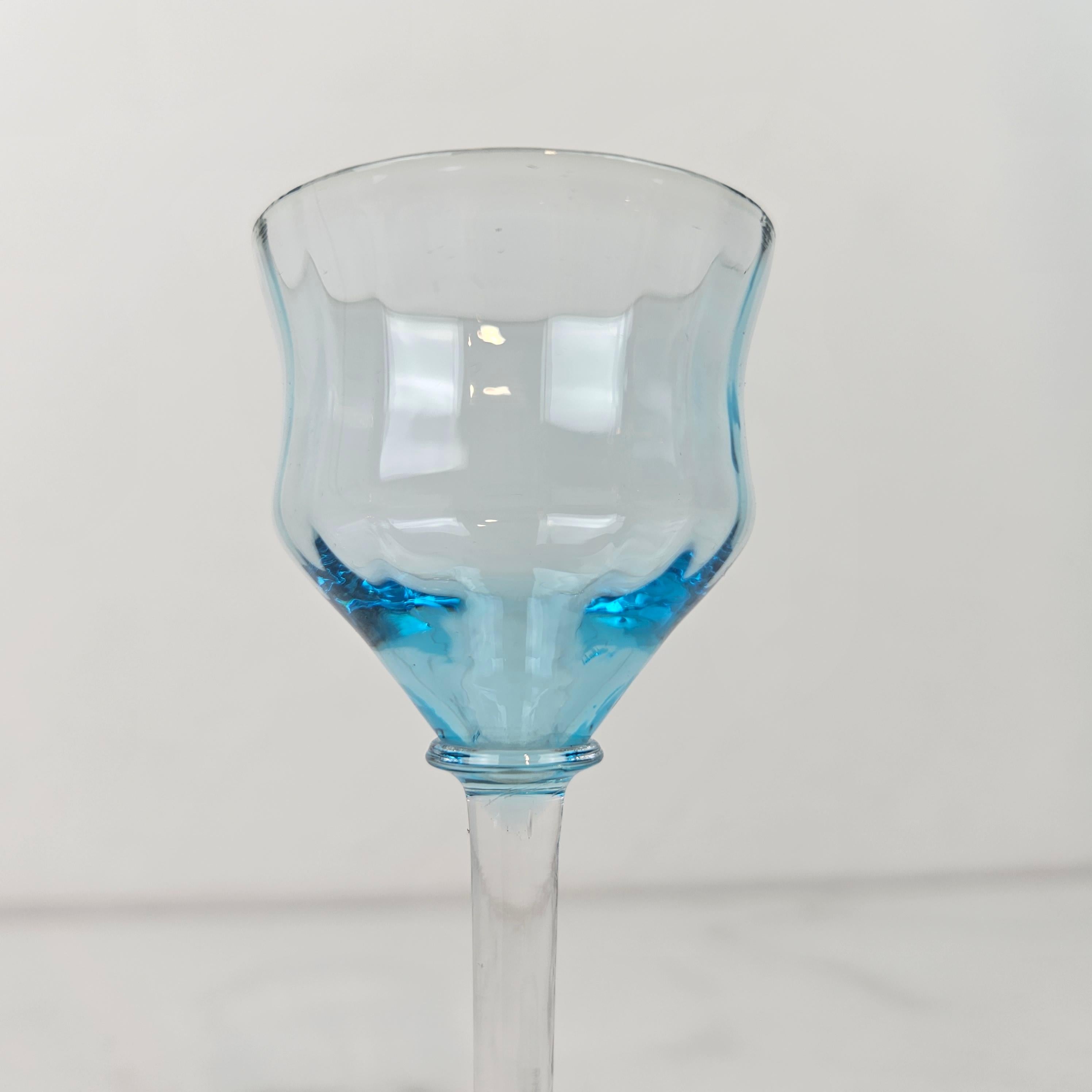 Charmant ensemble de 4 verres à liqueur côtelés colorés, soufflés à la main, vers 1920 1920 en vente 9