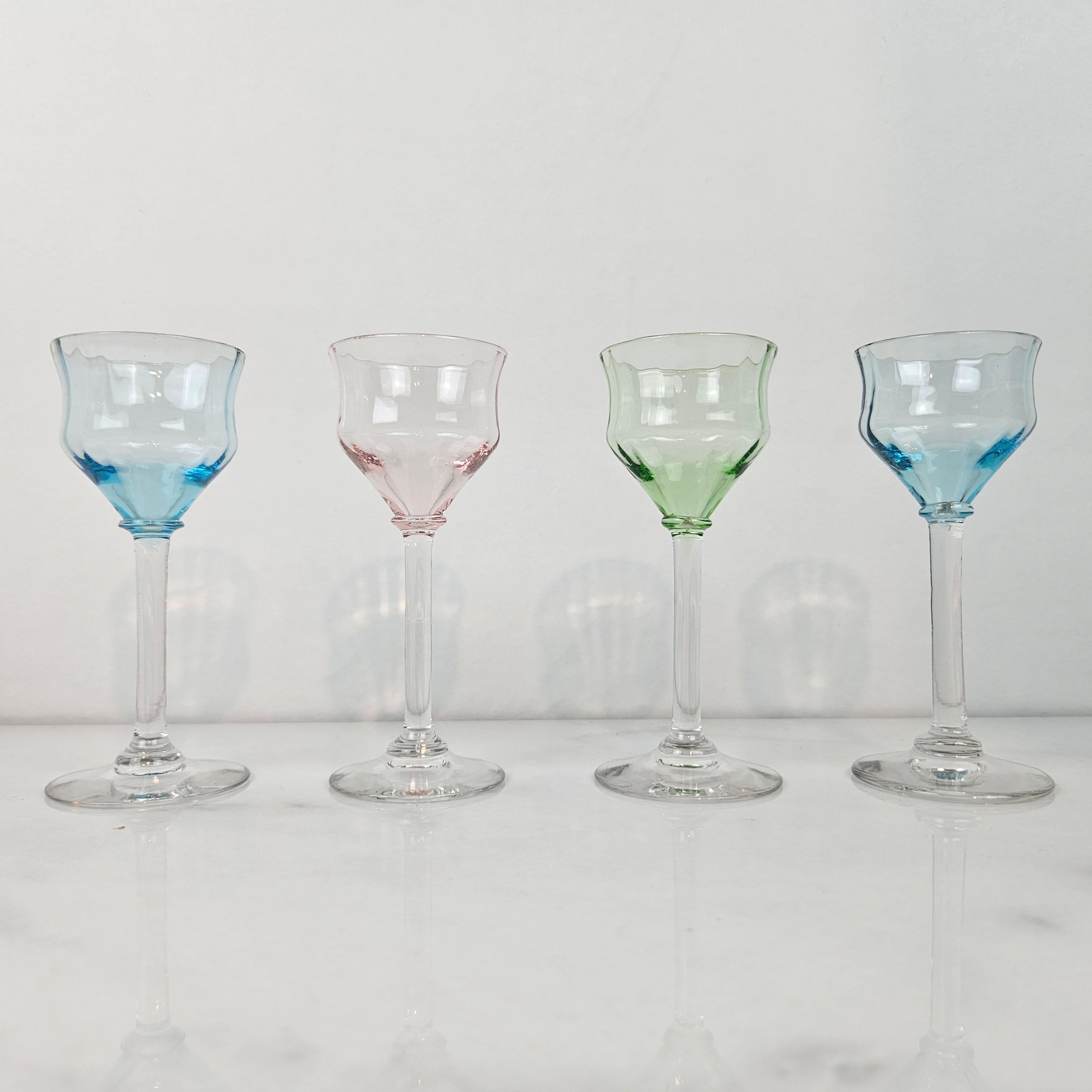 Art déco Charmant ensemble de 4 verres à liqueur côtelés colorés, soufflés à la main, vers 1920 1920 en vente