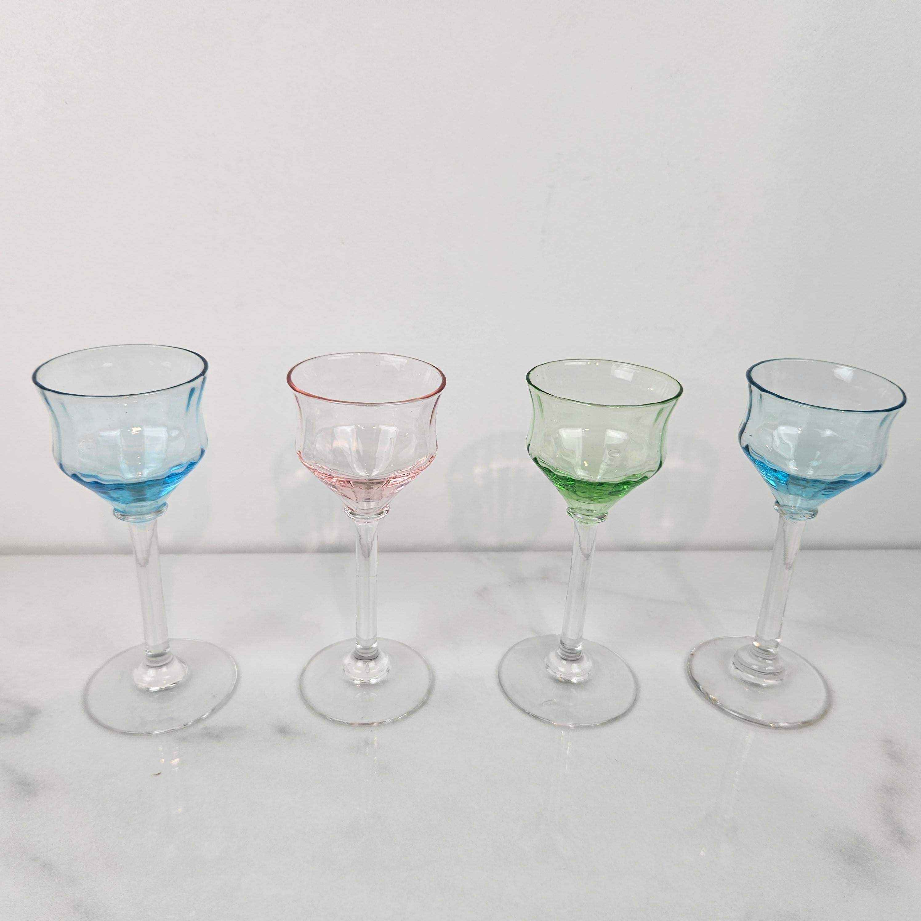 Français Charmant ensemble de 4 verres à liqueur côtelés colorés, soufflés à la main, vers 1920 1920 en vente