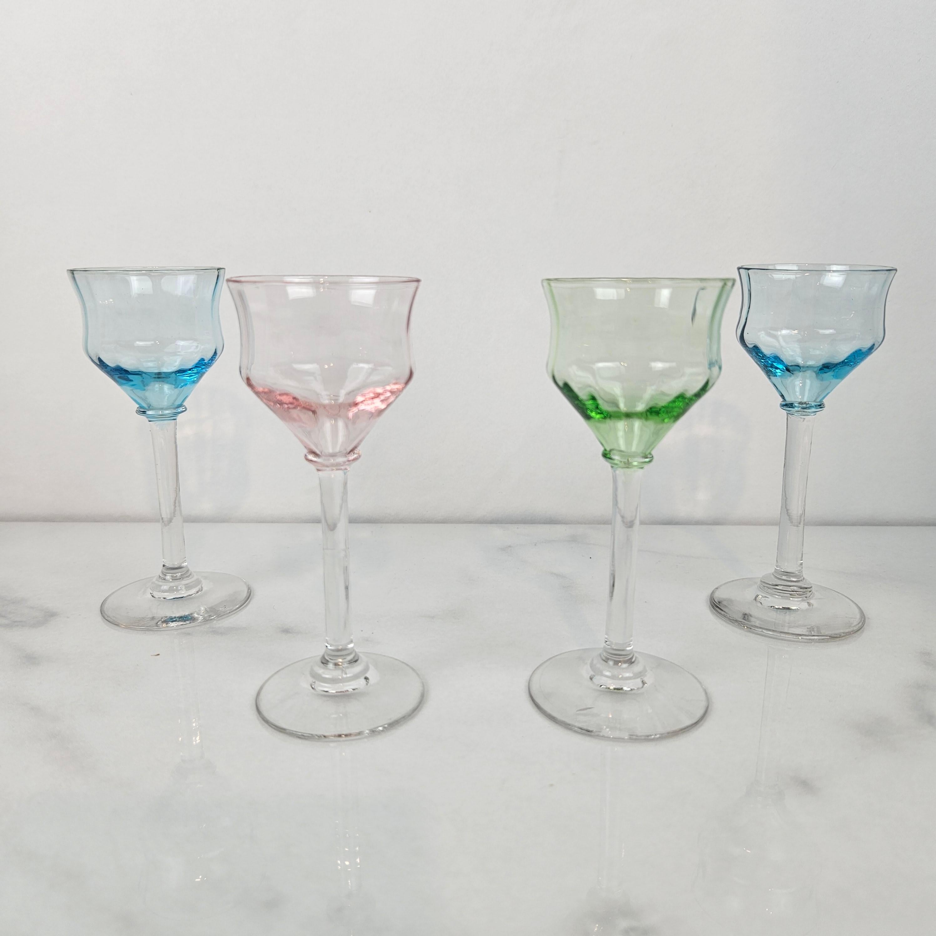 Fait main Charmant ensemble de 4 verres à liqueur côtelés colorés, soufflés à la main, vers 1920 1920 en vente