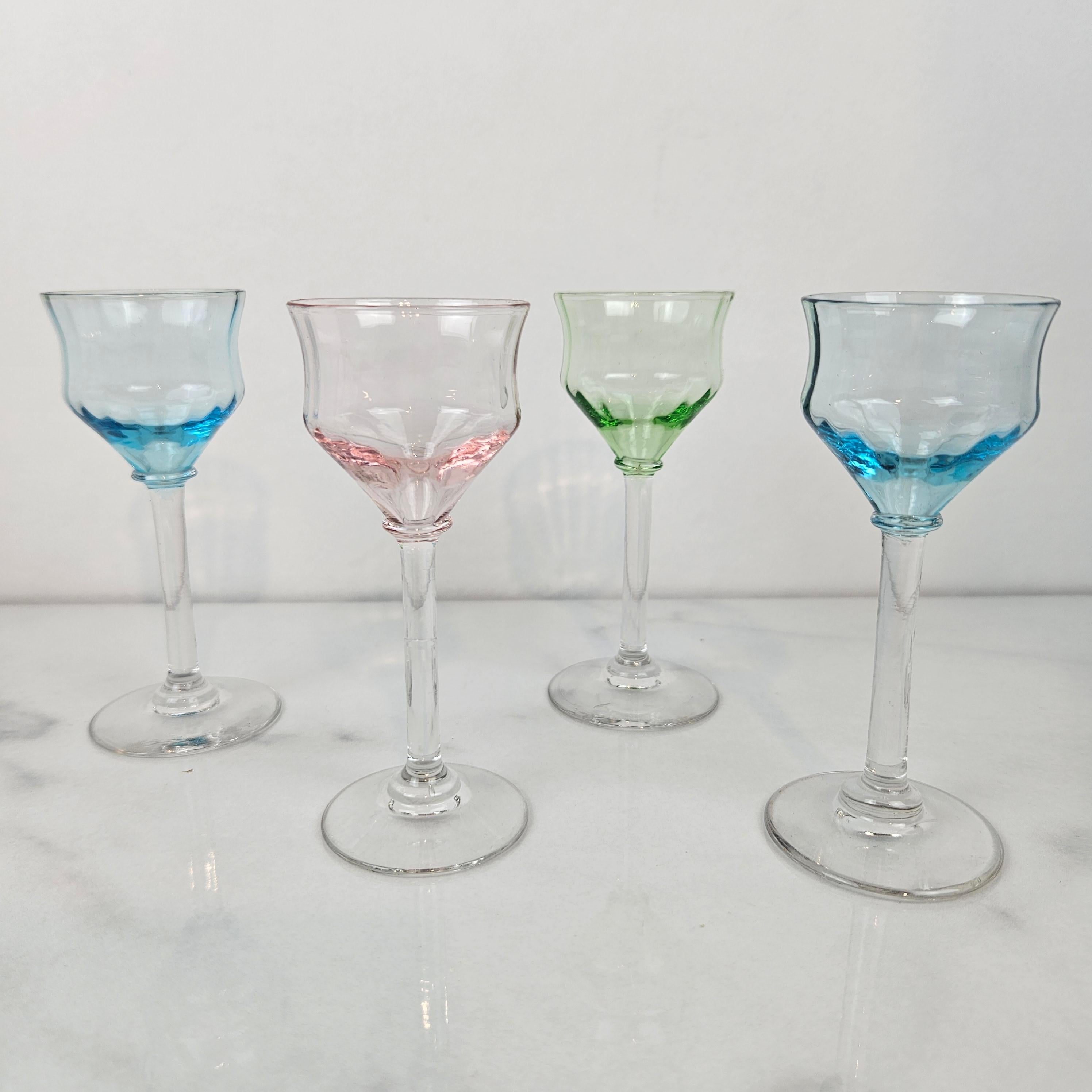 Charmant ensemble de 4 verres à liqueur côtelés colorés, soufflés à la main, vers 1920 1920 Bon état - En vente à Oud Beijerland, NL