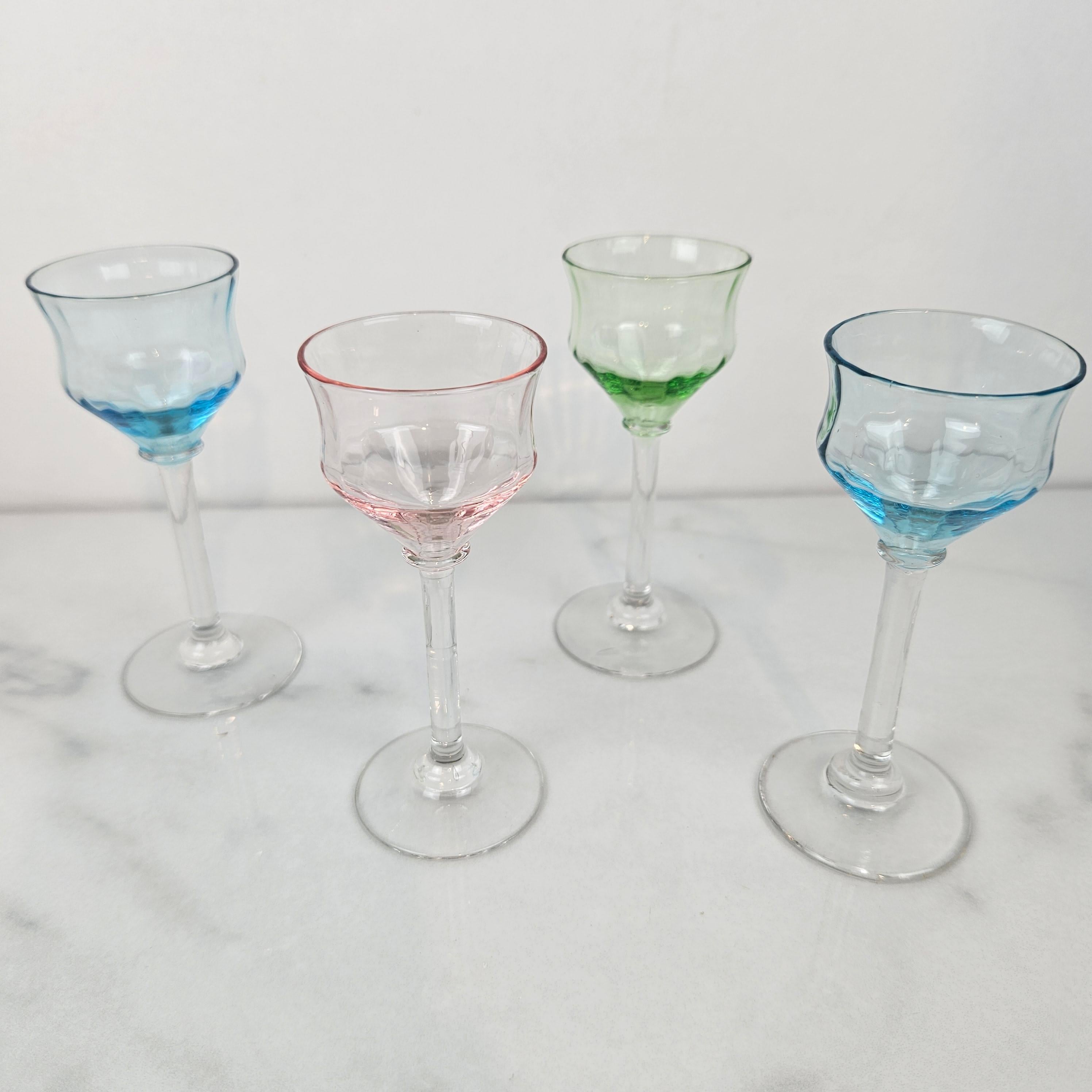 Début du 20ème siècle Charmant ensemble de 4 verres à liqueur côtelés colorés, soufflés à la main, vers 1920 1920 en vente
