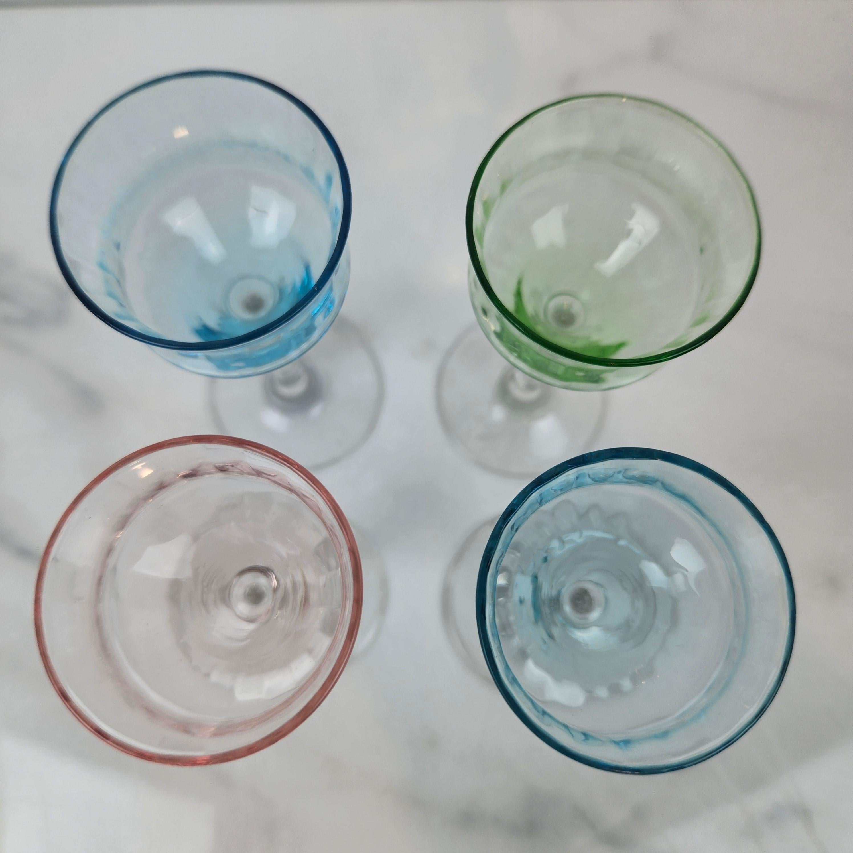 Verre brun Charmant ensemble de 4 verres à liqueur côtelés colorés, soufflés à la main, vers 1920 1920 en vente