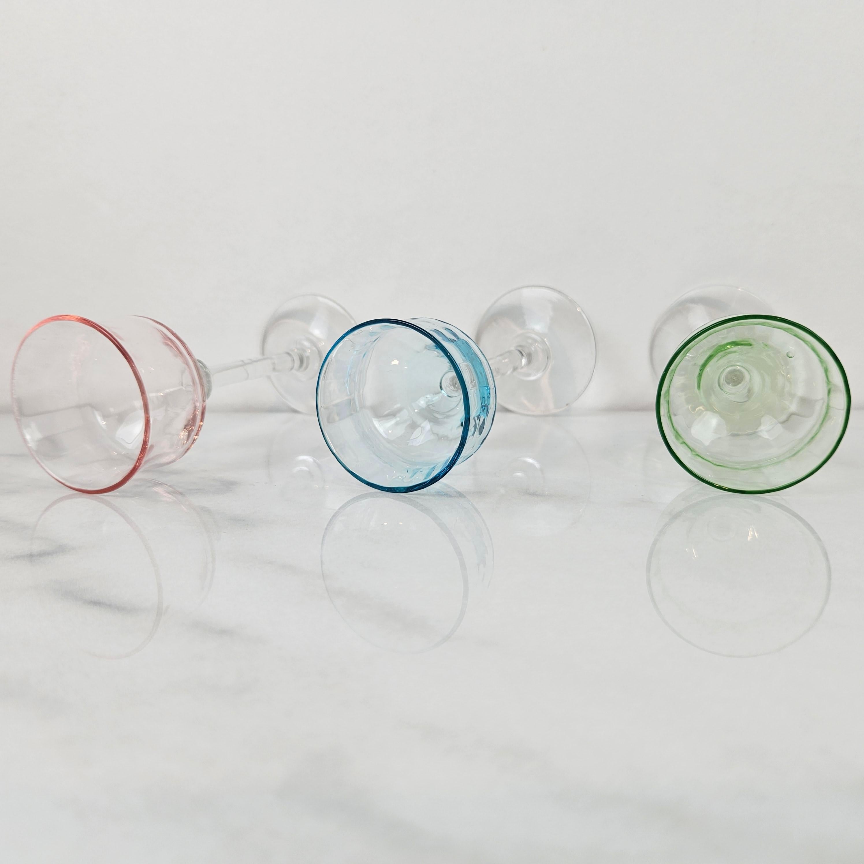 Charmant ensemble de 4 verres à liqueur côtelés colorés, soufflés à la main, vers 1920 1920 en vente 1