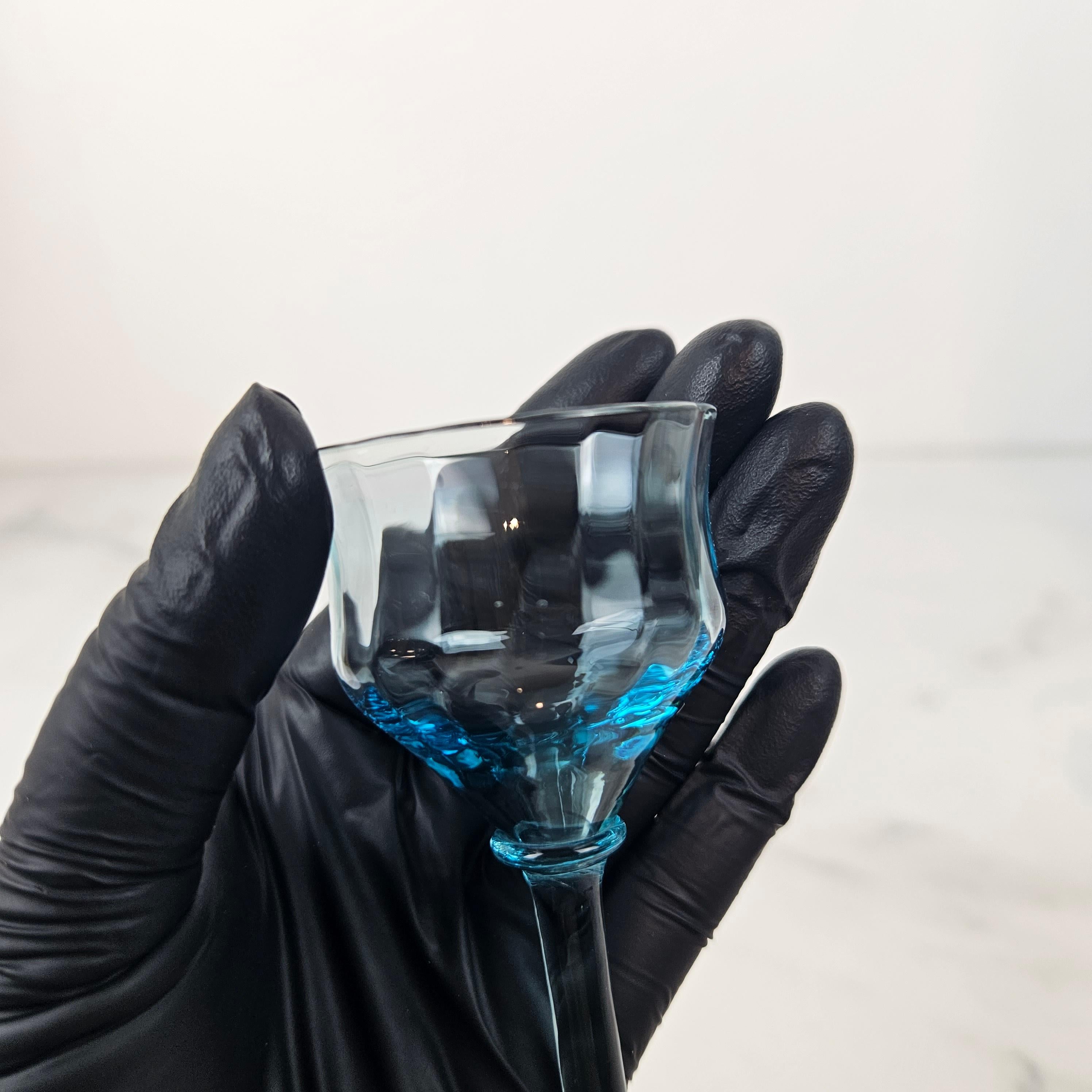 Charmant ensemble de 4 verres à liqueur à côtes colorées soufflés à la main, vers 1920 1920 en vente 5