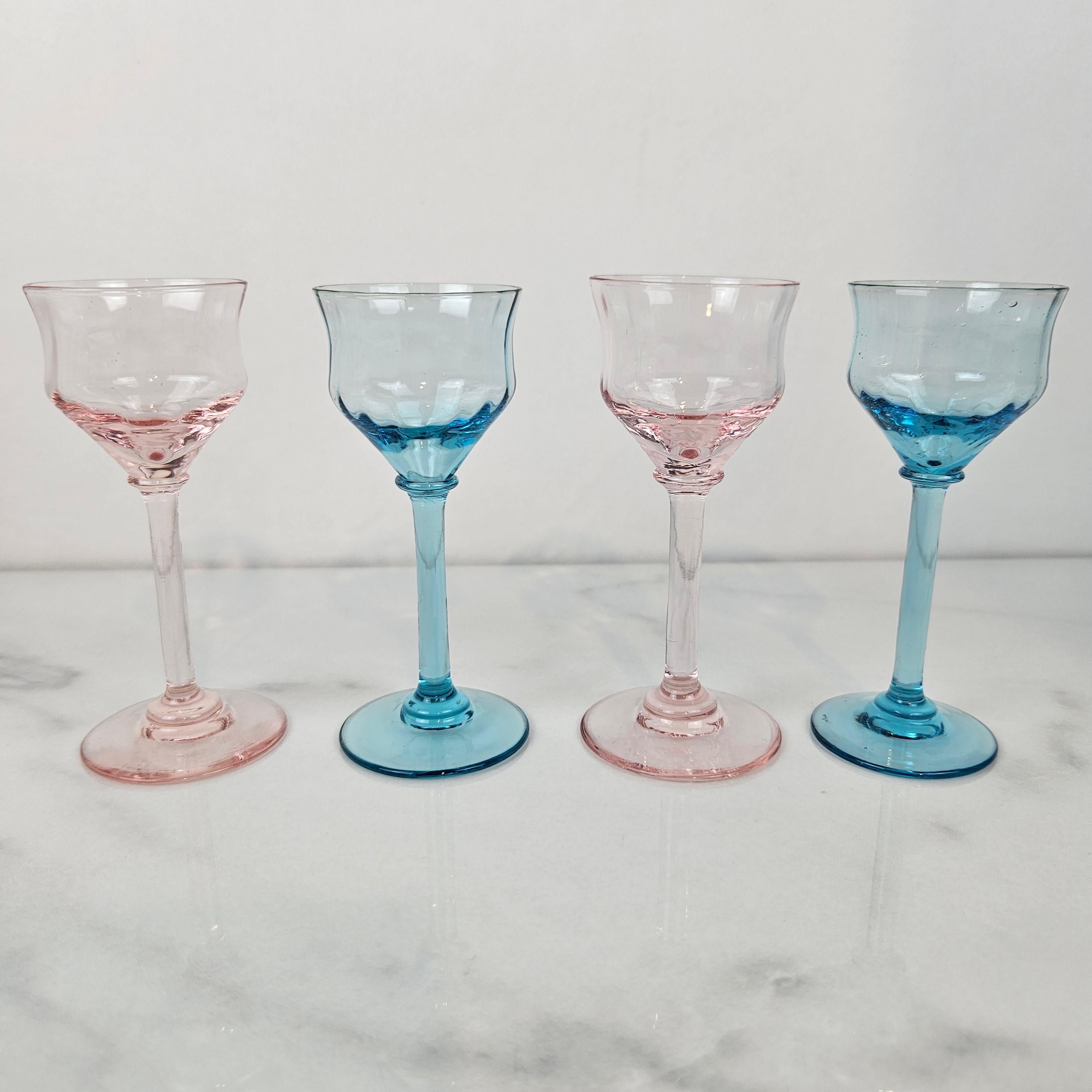 Un ensemble sophistiqué de quatre verres à liqueur Art déco des années 1920, chacun soufflé à la main dans un verre bleu entièrement coloré. 
Parce que la couleur fait partie intégrante du verre lui-même - elle n'est pas peinte ou flashée - chaque