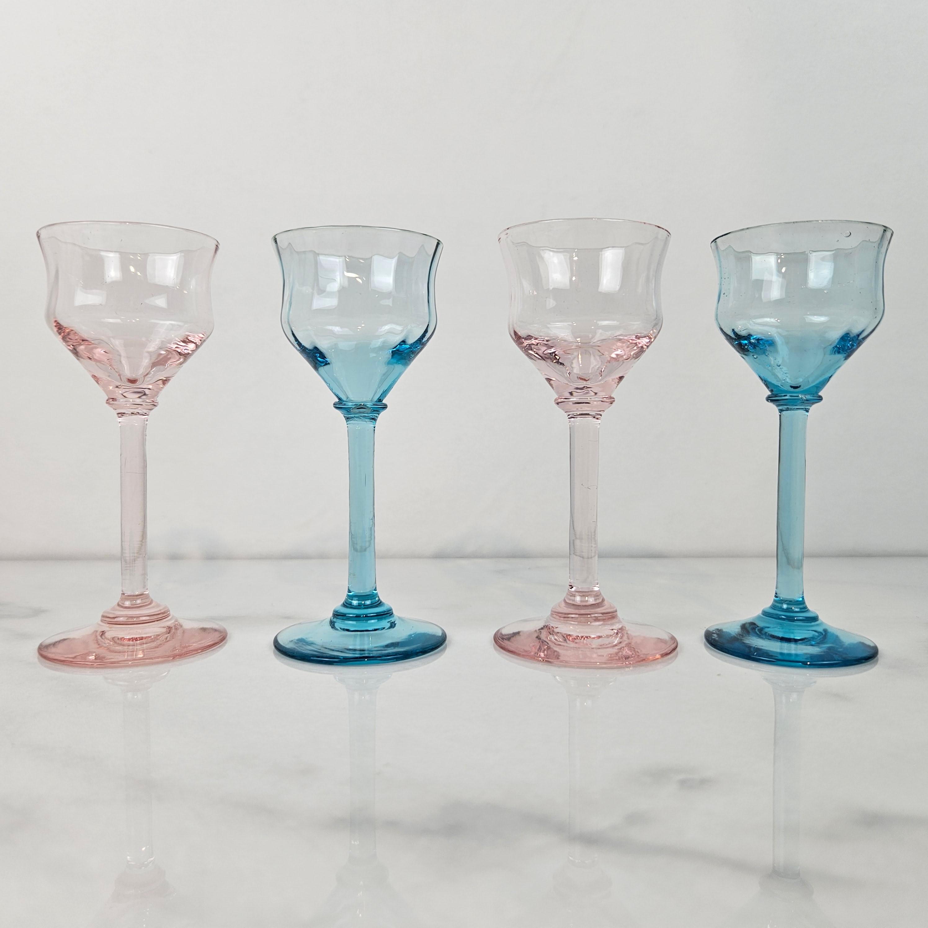 Art déco Charmant ensemble de 4 verres à liqueur à côtes colorées soufflés à la main, vers 1920 1920 en vente