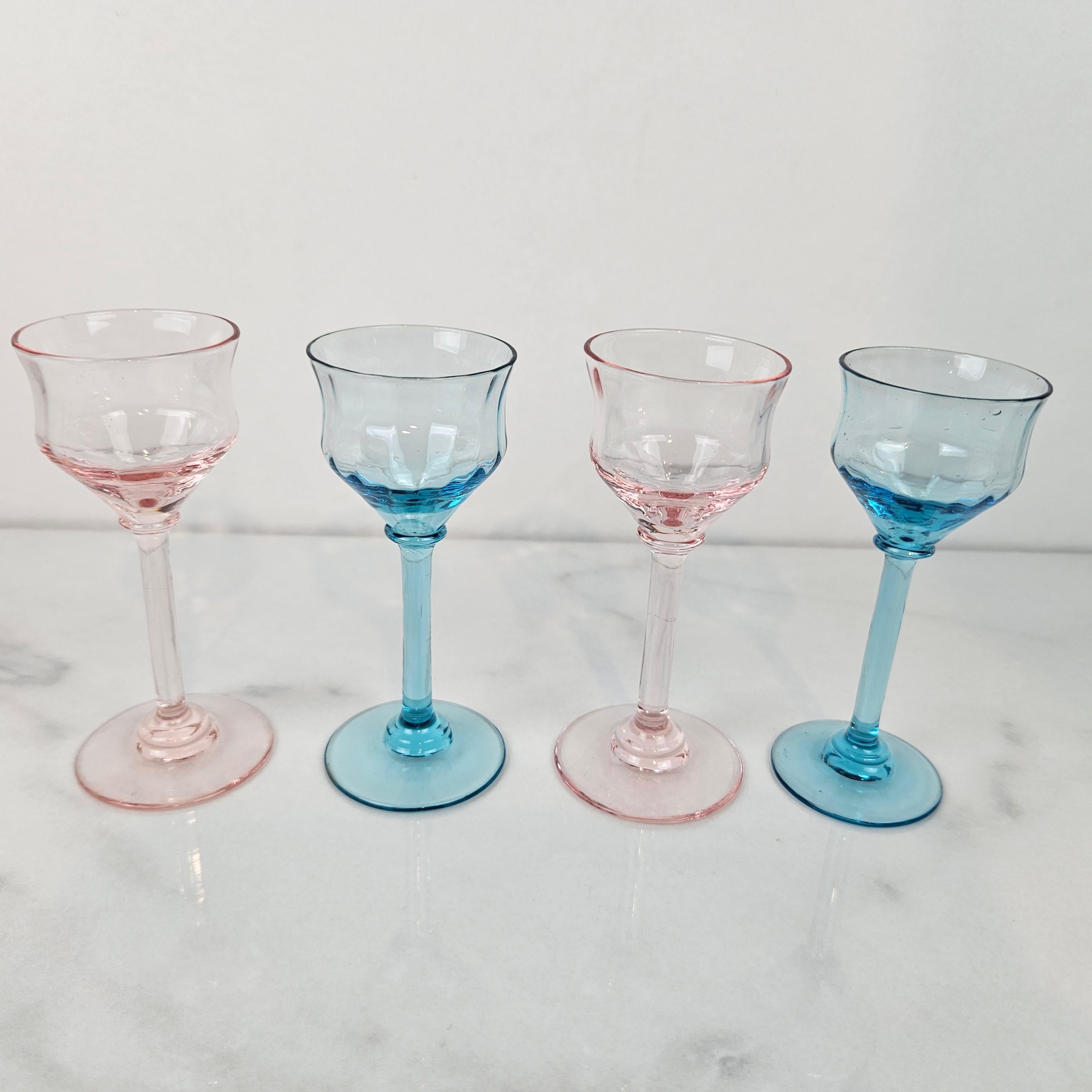 Français Charmant ensemble de 4 verres à liqueur à côtes colorées soufflés à la main, vers 1920 1920 en vente