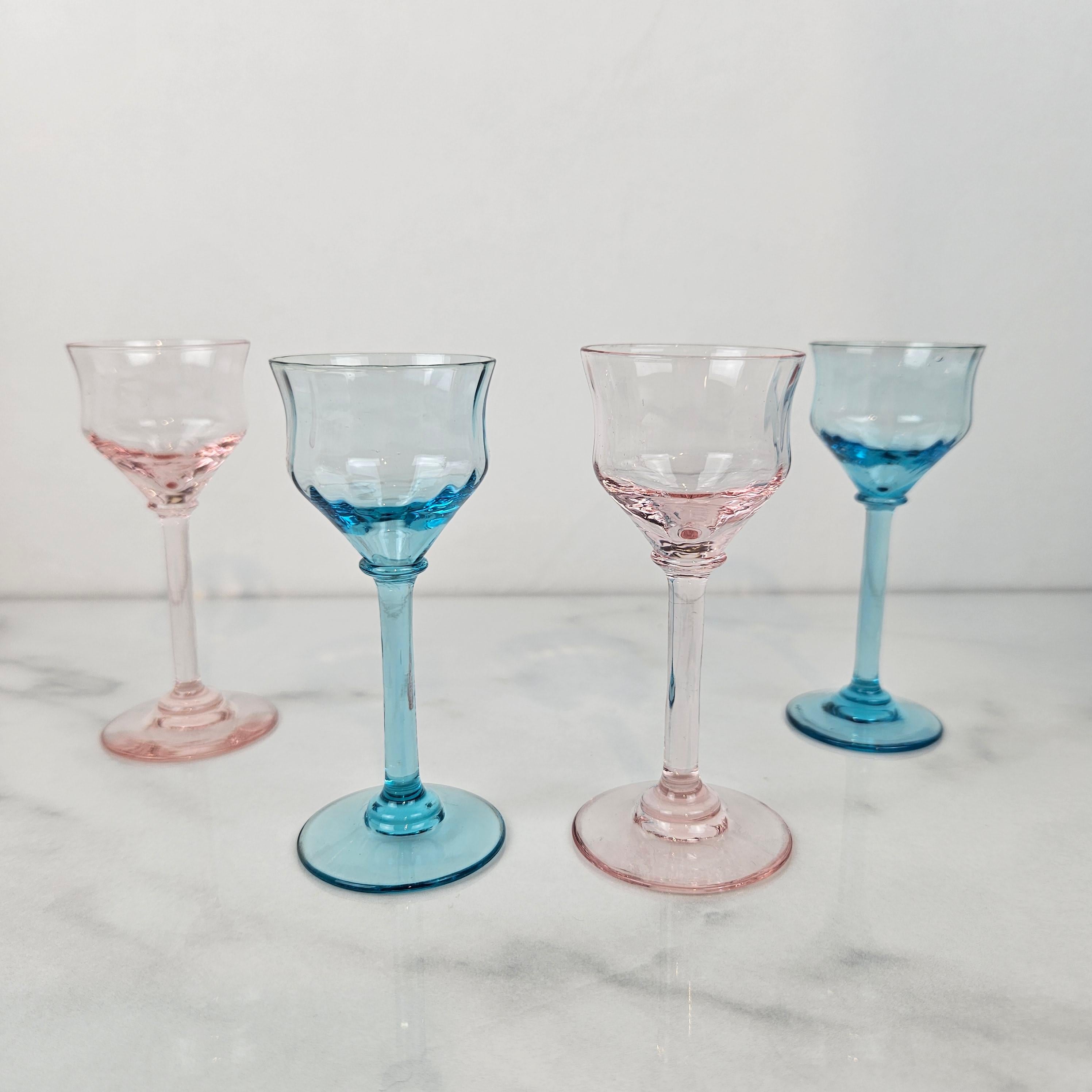 Fait main Charmant ensemble de 4 verres à liqueur à côtes colorées soufflés à la main, vers 1920 1920 en vente