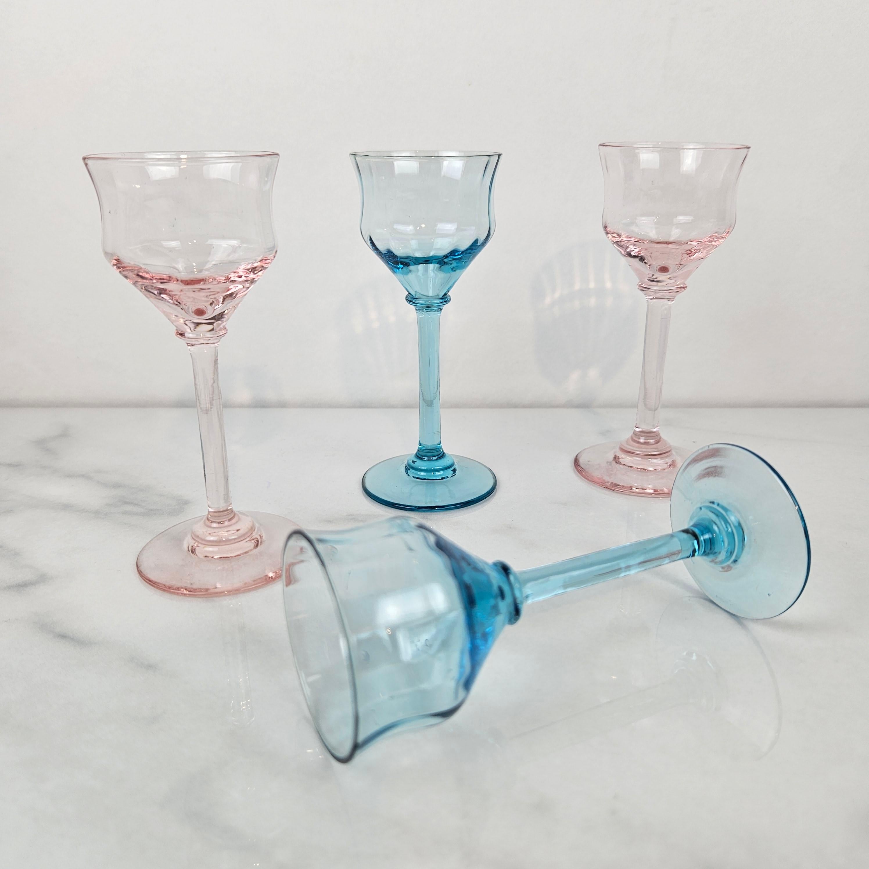 Charmant ensemble de 4 verres à liqueur à côtes colorées soufflés à la main, vers 1920 1920 Bon état - En vente à Oud Beijerland, NL