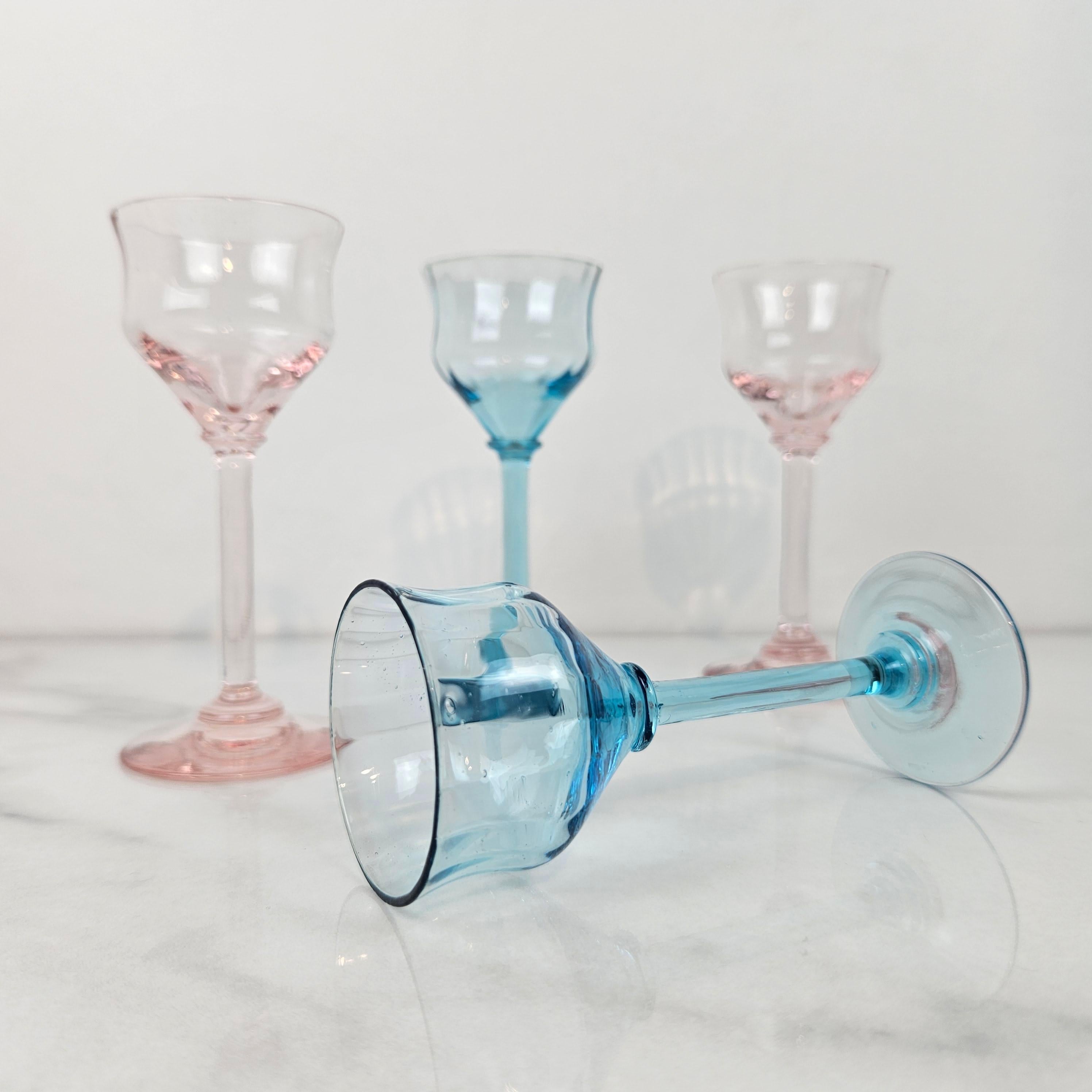 Début du 20ème siècle Charmant ensemble de 4 verres à liqueur à côtes colorées soufflés à la main, vers 1920 1920 en vente