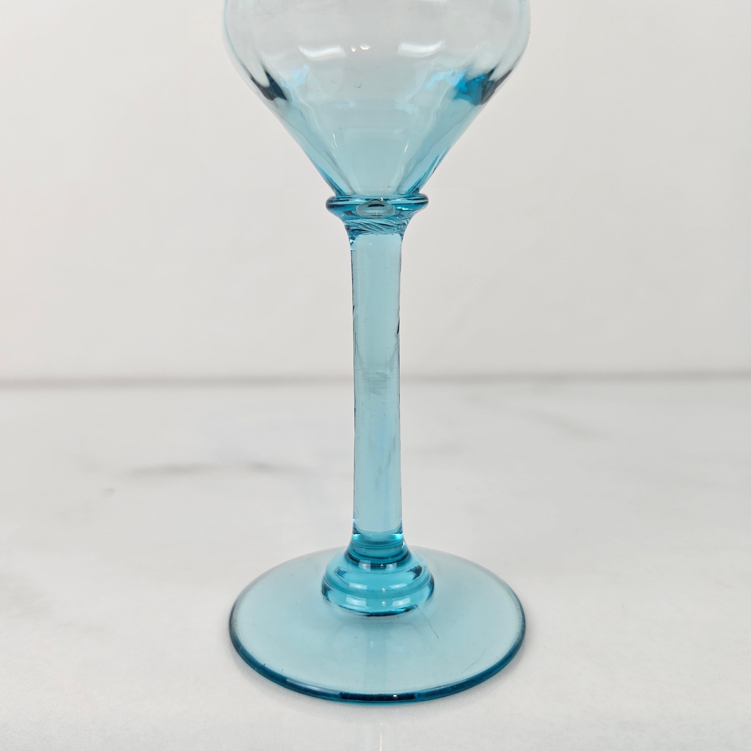 Charmant ensemble de 4 verres à liqueur à côtes colorées soufflés à la main, vers 1920 1920 en vente 1