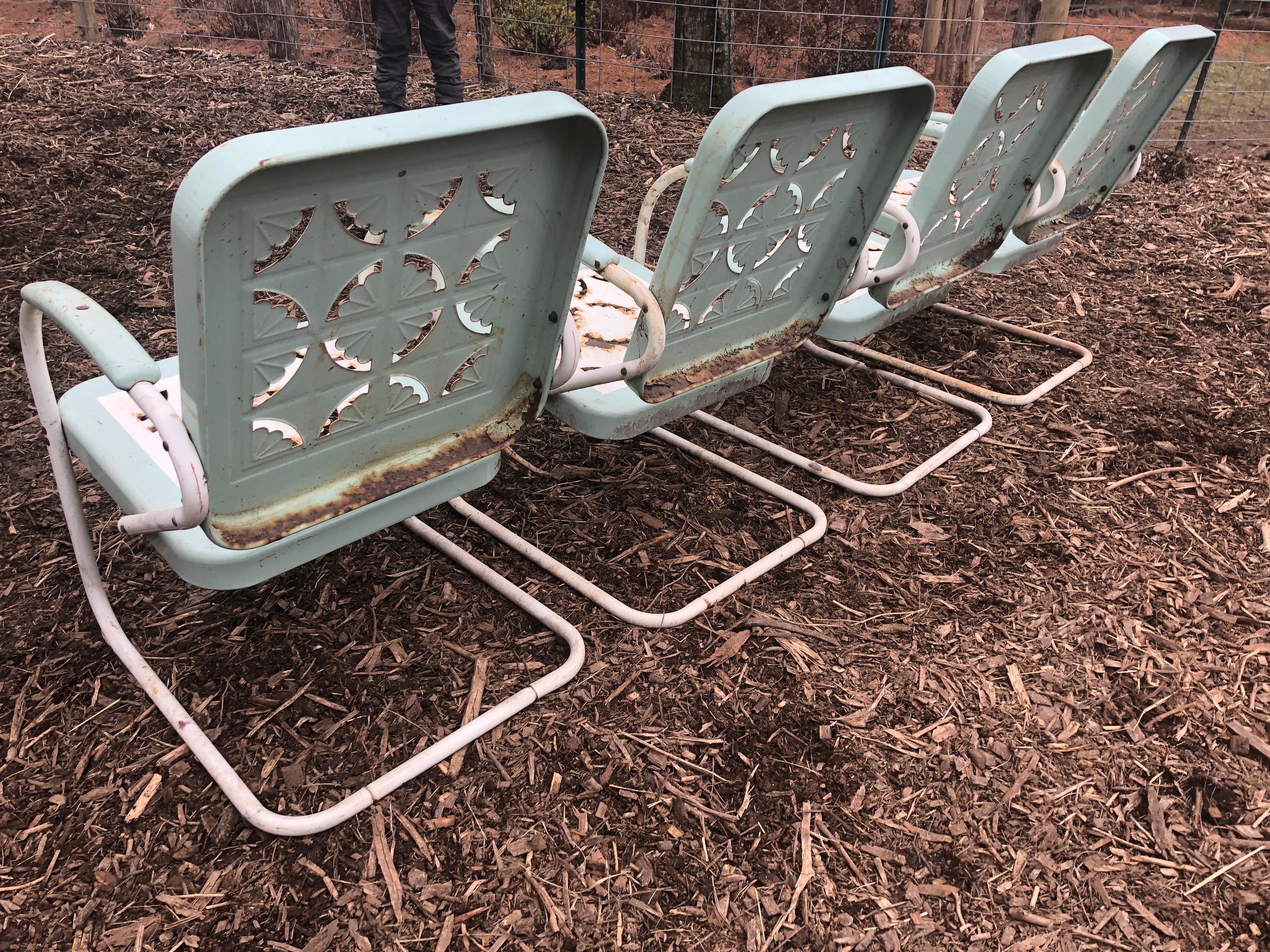 Charmant ensemble de 4 fauteuils de patio de couleur turquoise et blanche en vente 4