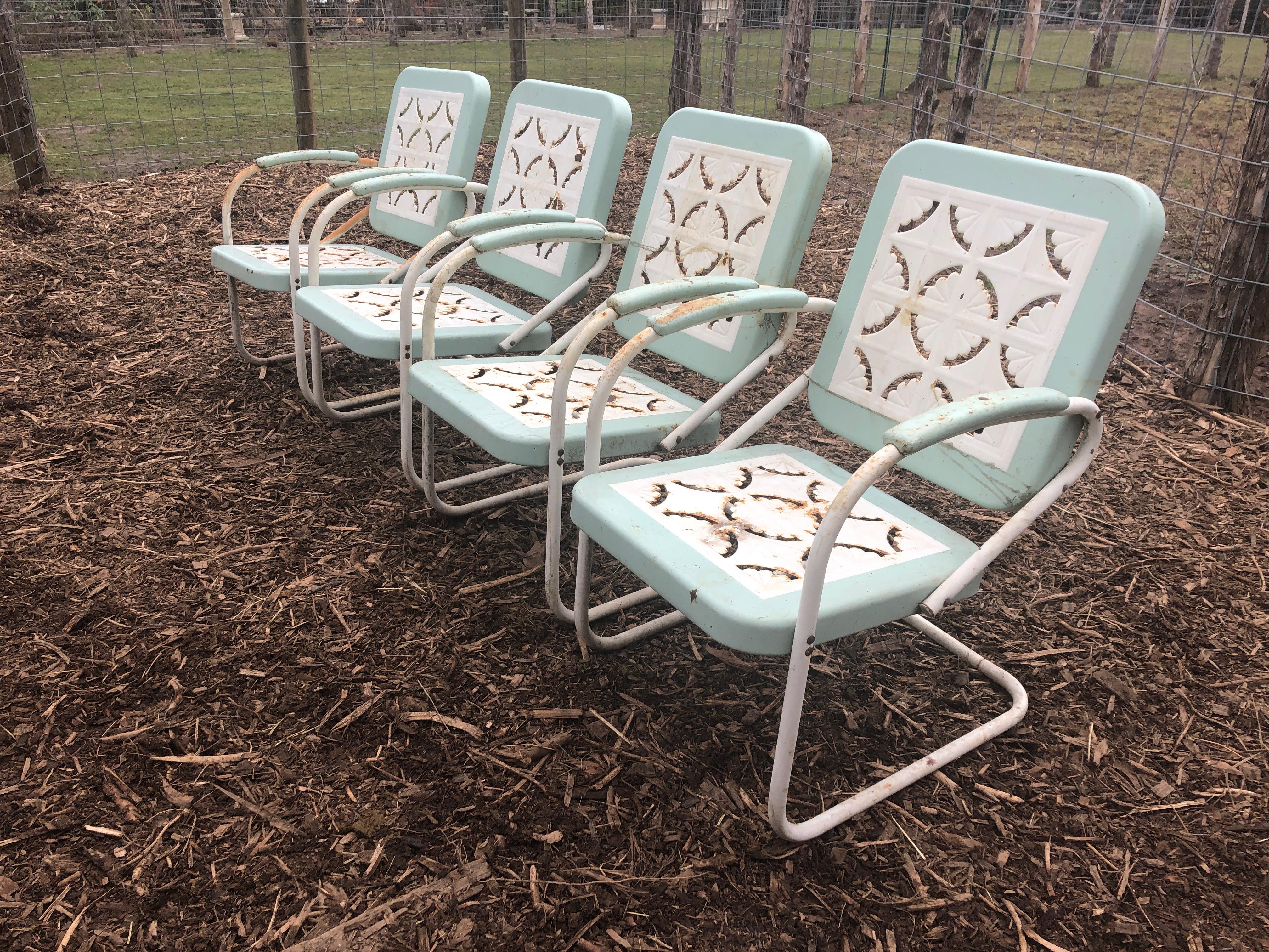 Country Charmant ensemble de 4 fauteuils de patio de couleur turquoise et blanche en vente
