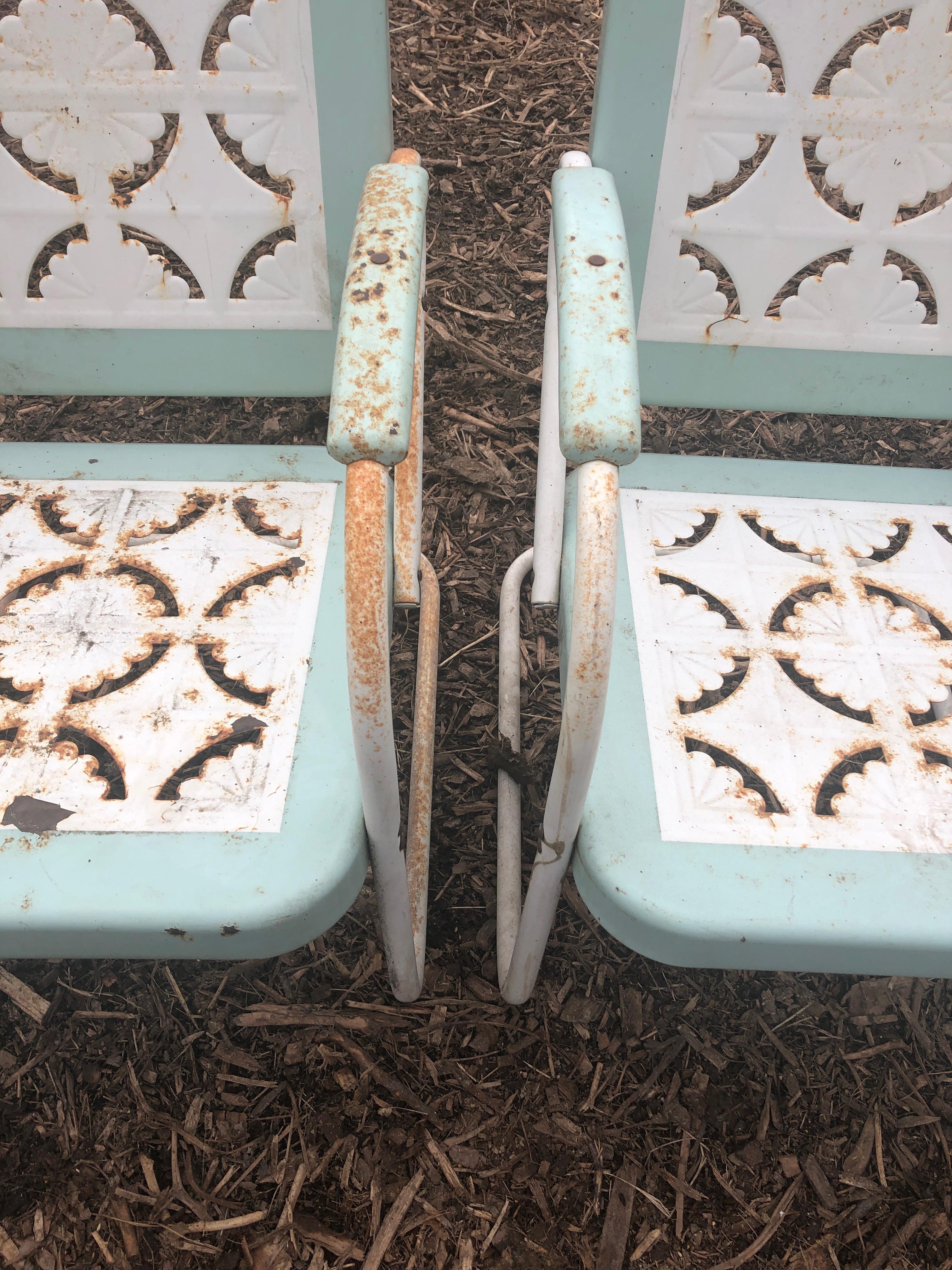 Nord-américain Charmant ensemble de 4 fauteuils de patio de couleur turquoise et blanche en vente