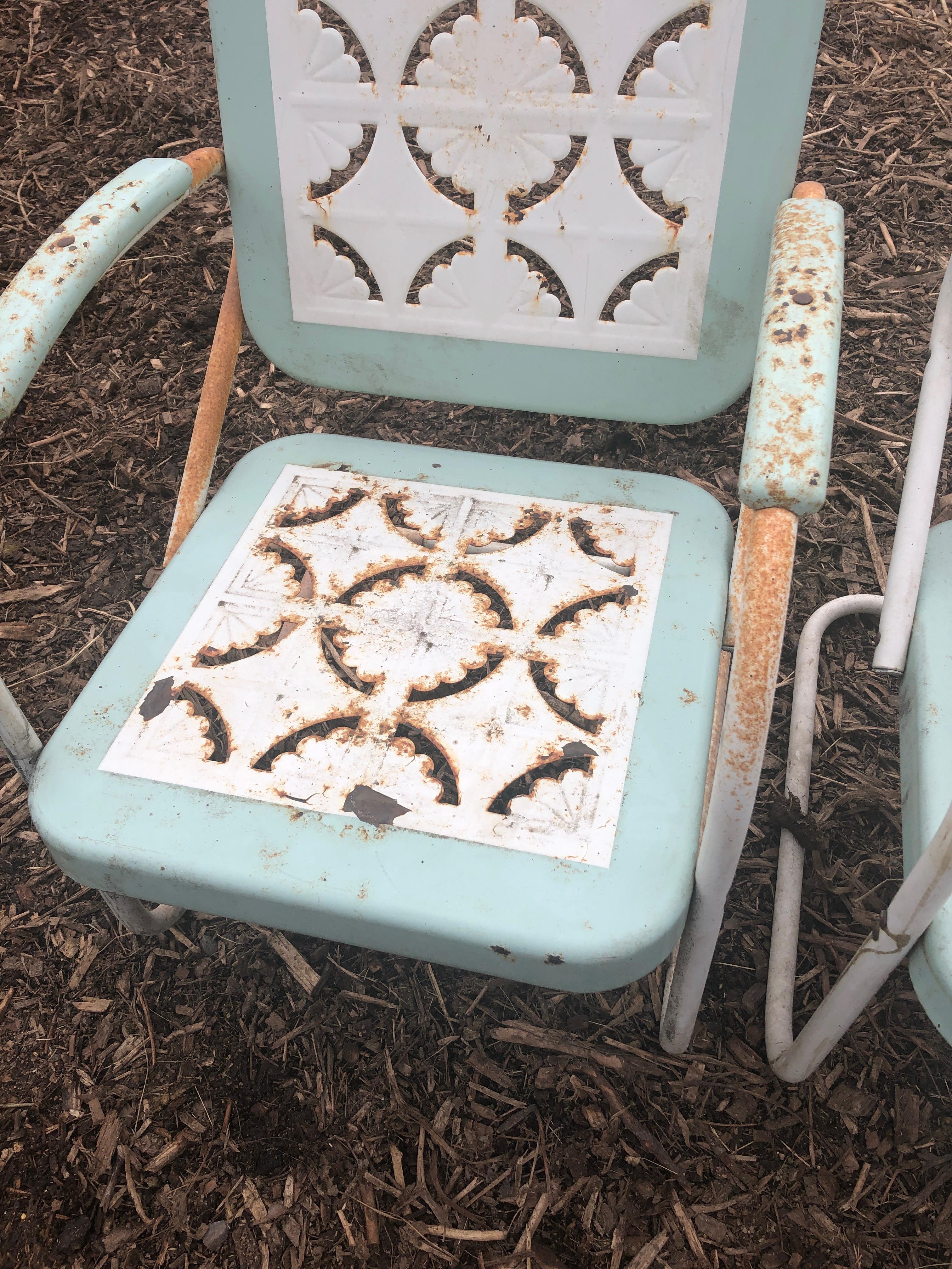 Charmant ensemble de 4 fauteuils de patio de couleur turquoise et blanche Bon état - En vente à Hopewell, NJ
