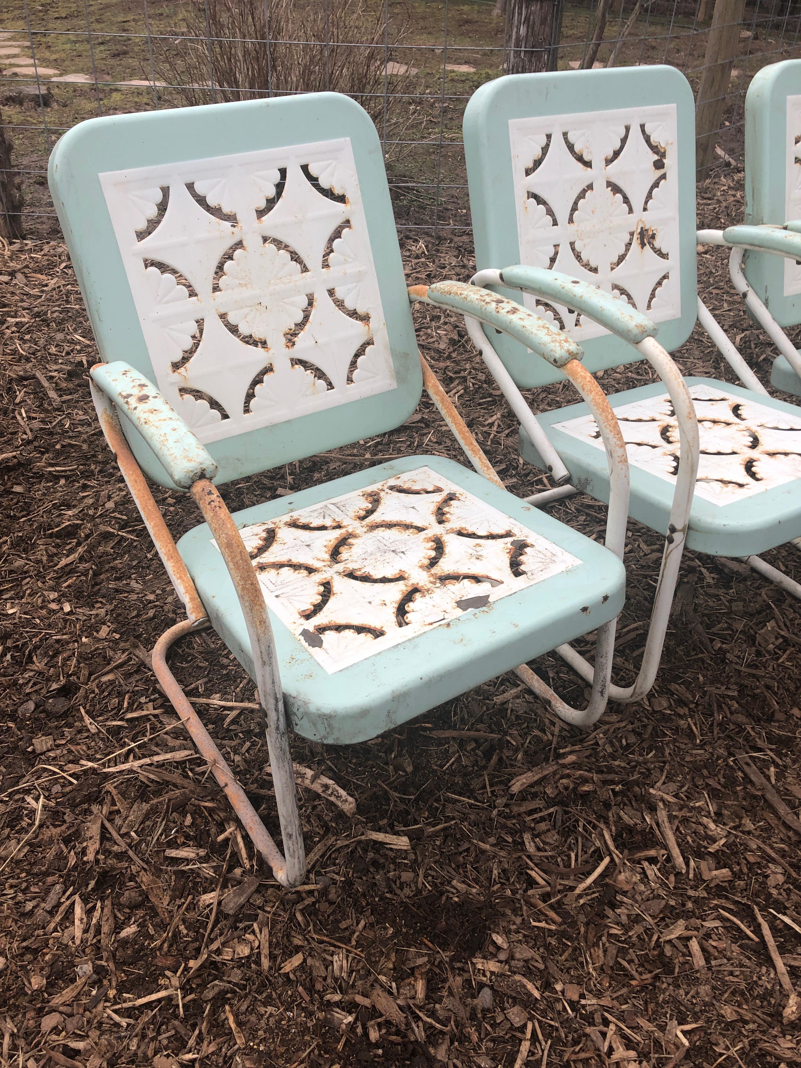Milieu du XXe siècle Charmant ensemble de 4 fauteuils de patio de couleur turquoise et blanche en vente