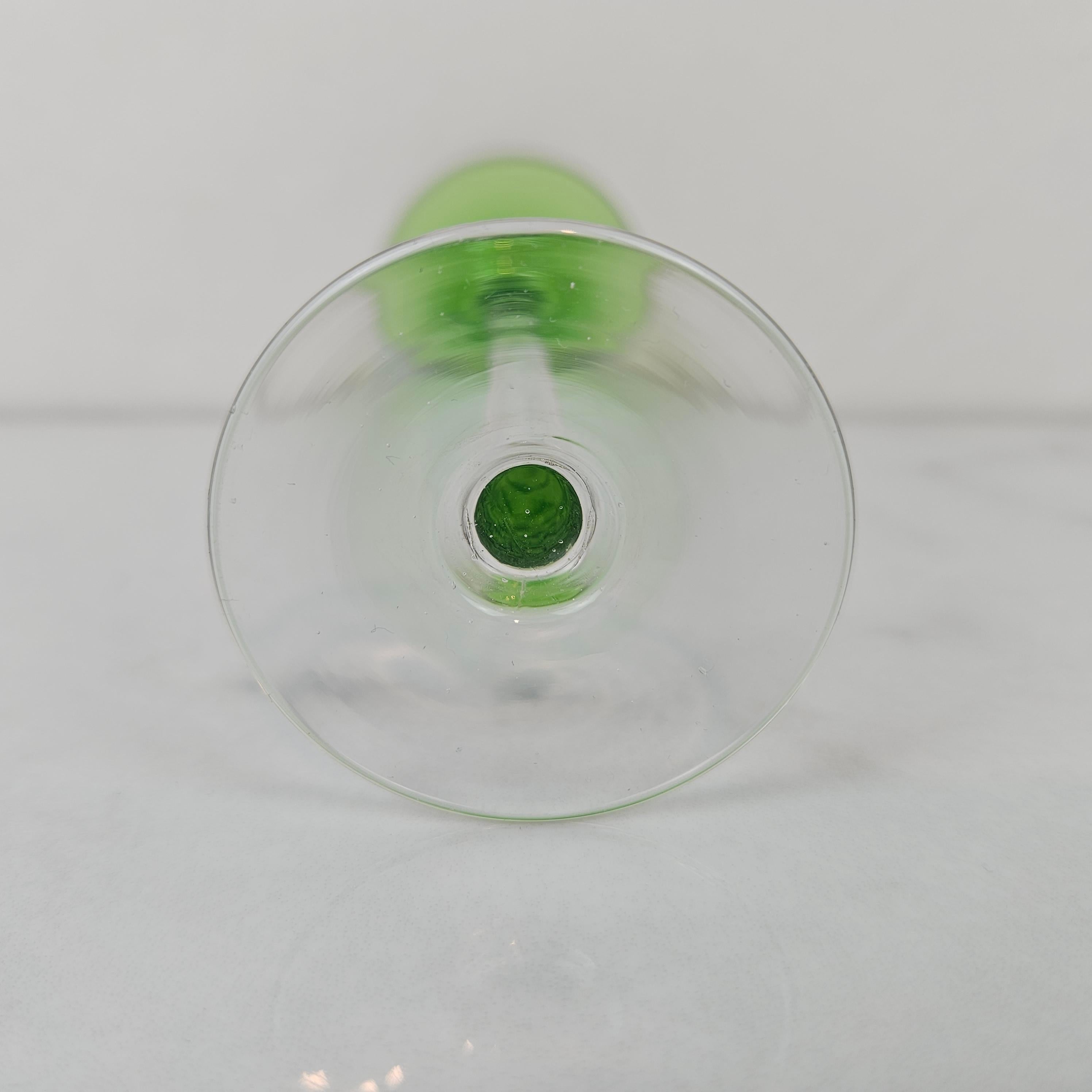 Charmant ensemble de 5 verres à liqueur colorés à long pied, vers 1920 1920 en vente 3