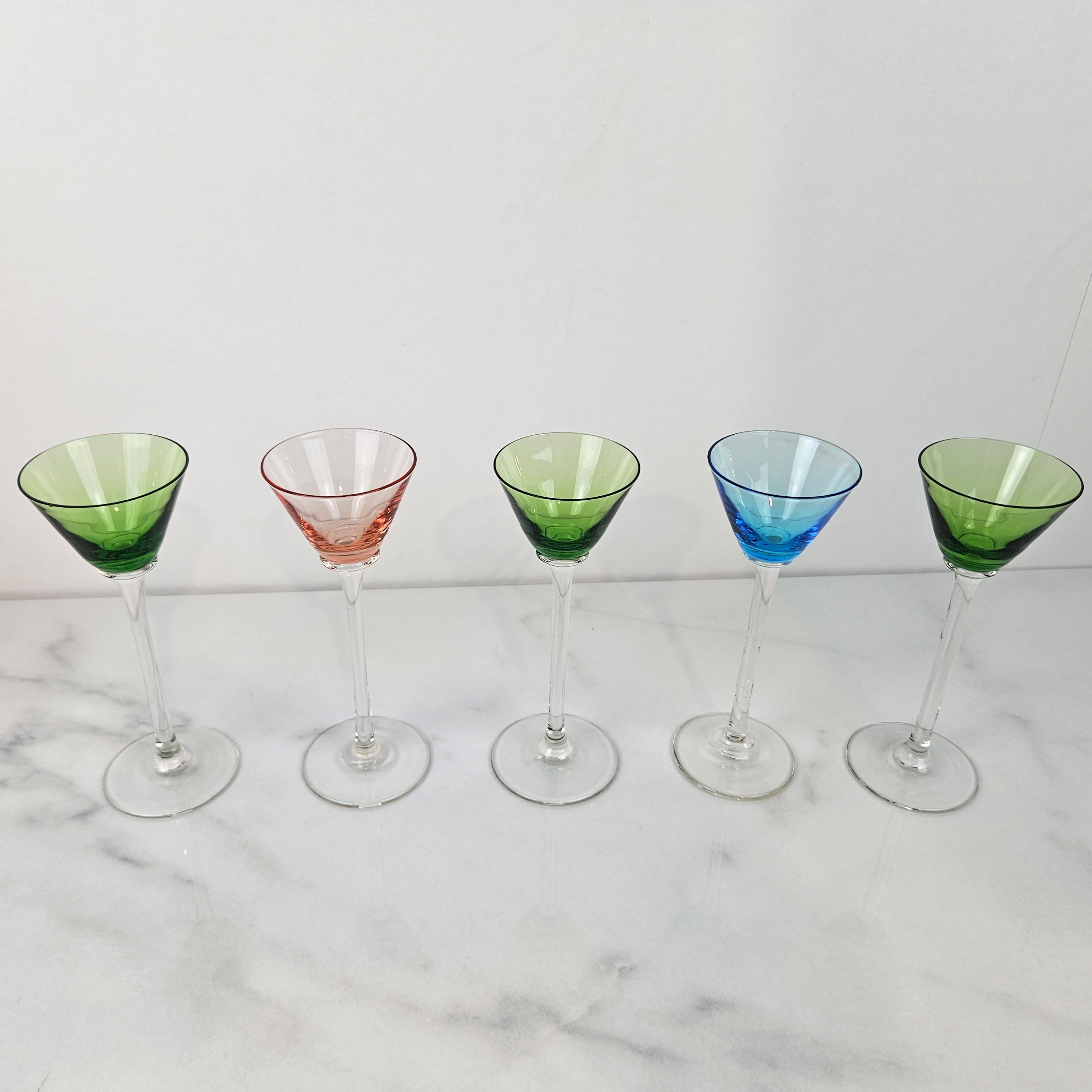 Romantique Charmant ensemble de 5 verres à liqueur colorés à long pied, vers 1920 1920 en vente