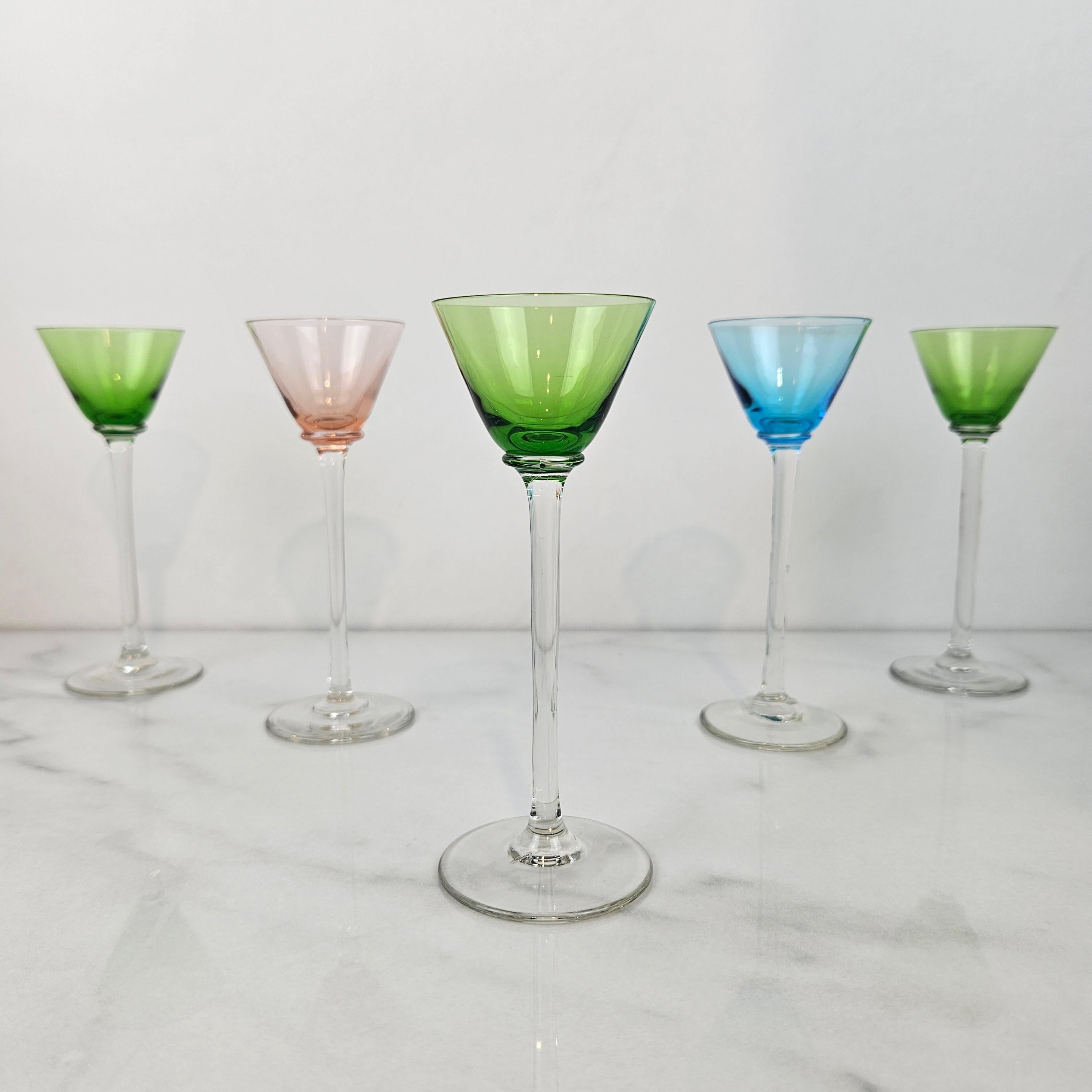 Français Charmant ensemble de 5 verres à liqueur colorés à long pied, vers 1920 1920 en vente