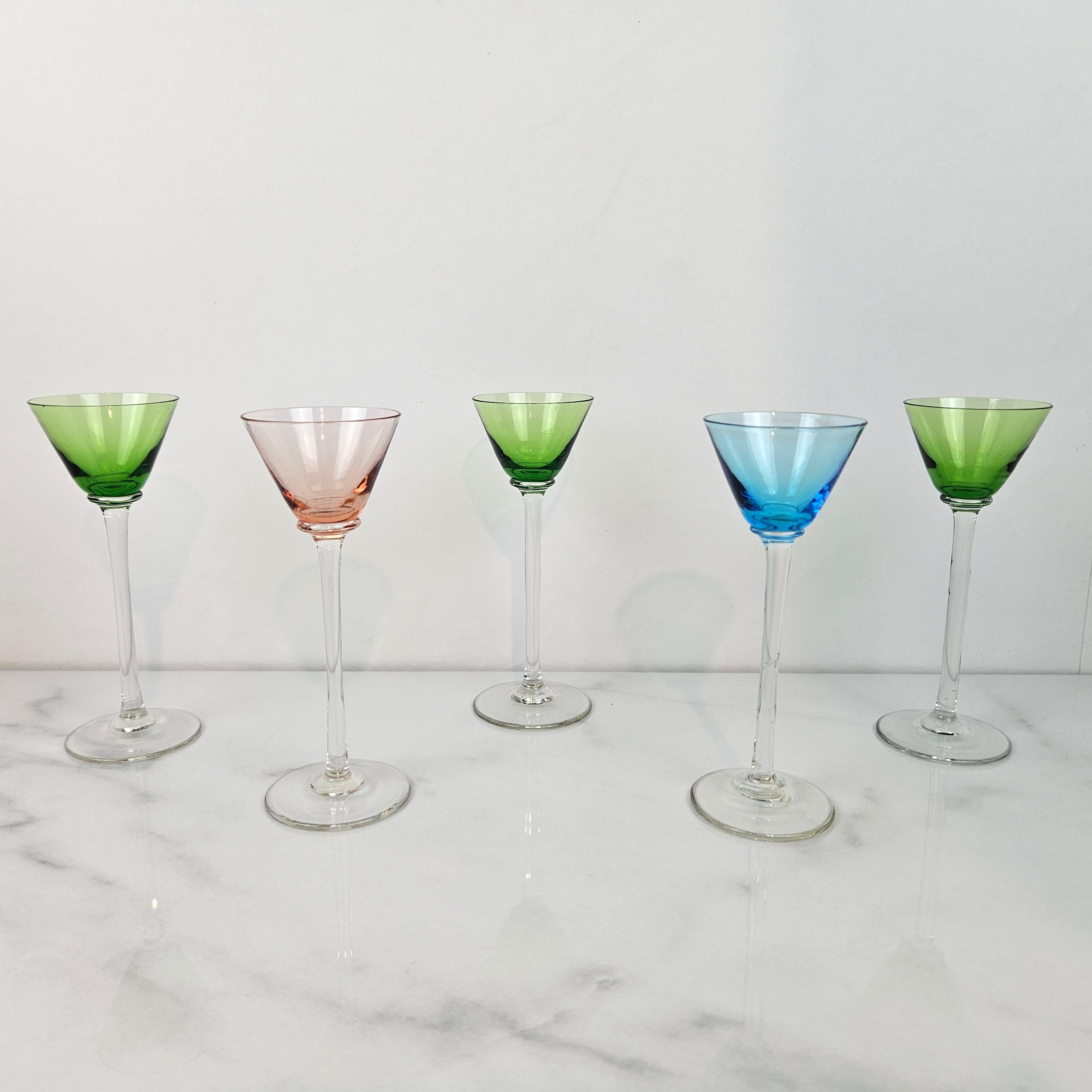 Fait main Charmant ensemble de 5 verres à liqueur colorés à long pied, vers 1920 1920 en vente