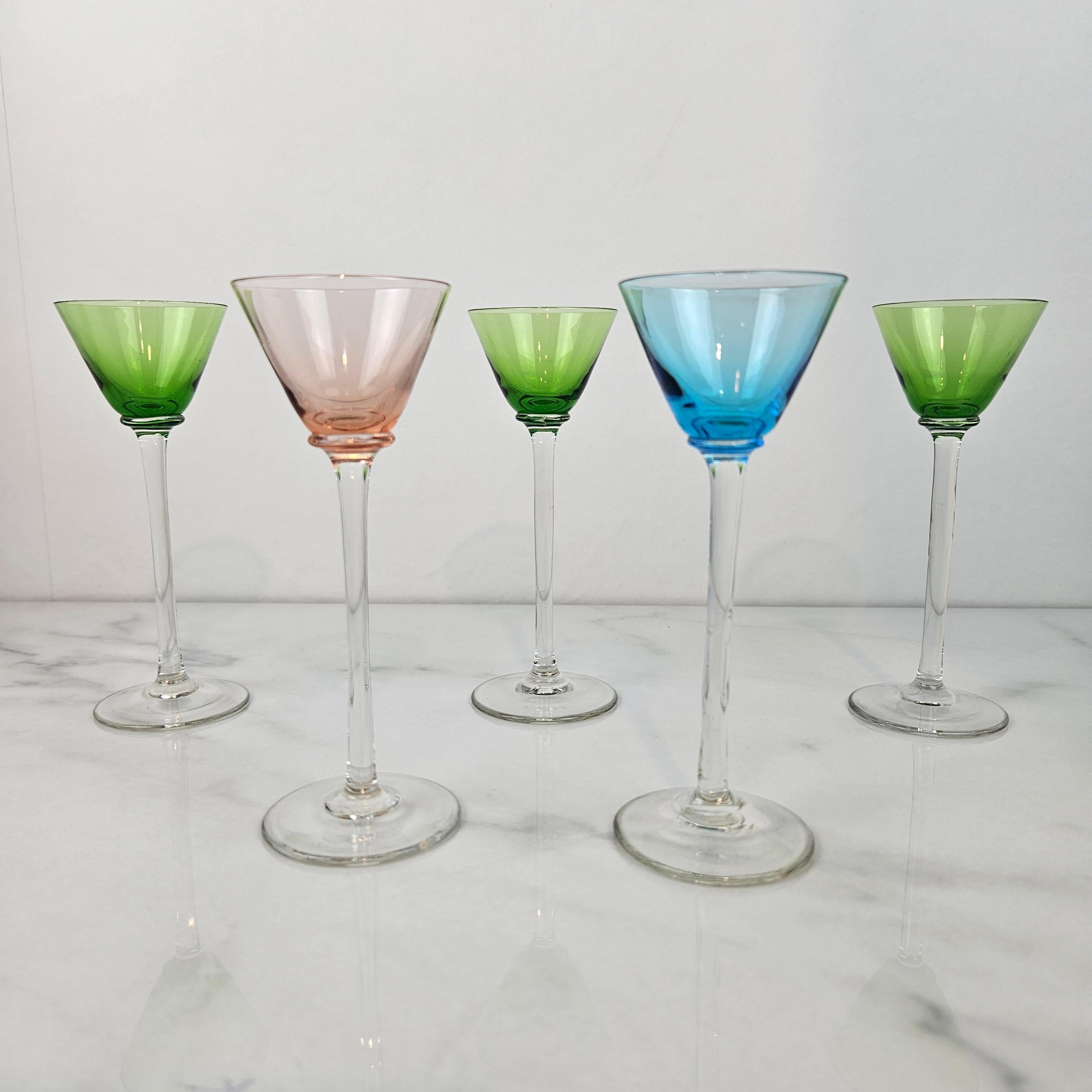 Charmant ensemble de 5 verres à liqueur colorés à long pied, vers 1920 1920 Bon état - En vente à Oud Beijerland, NL