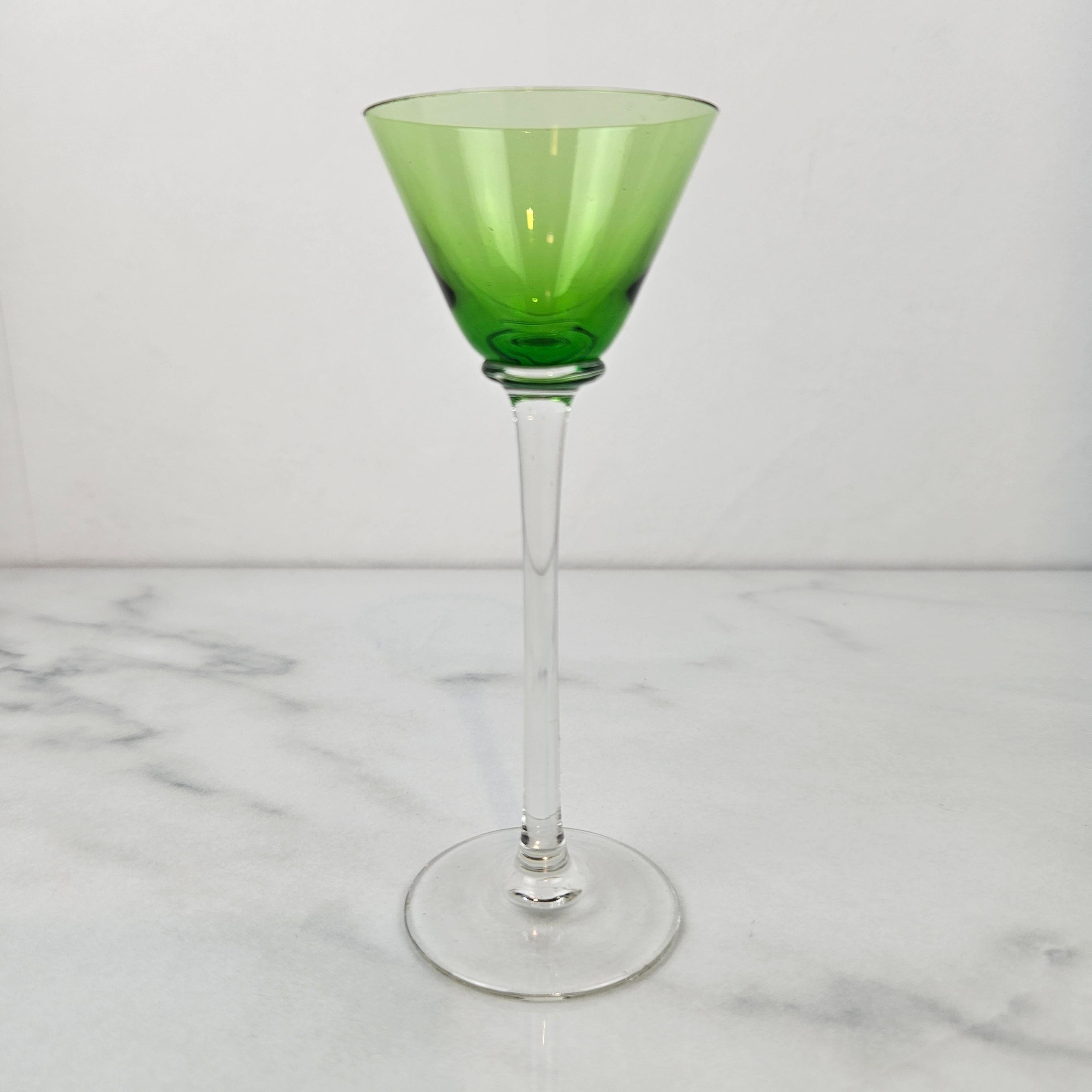 Début du 20ème siècle Charmant ensemble de 5 verres à liqueur colorés à long pied, vers 1920 1920 en vente