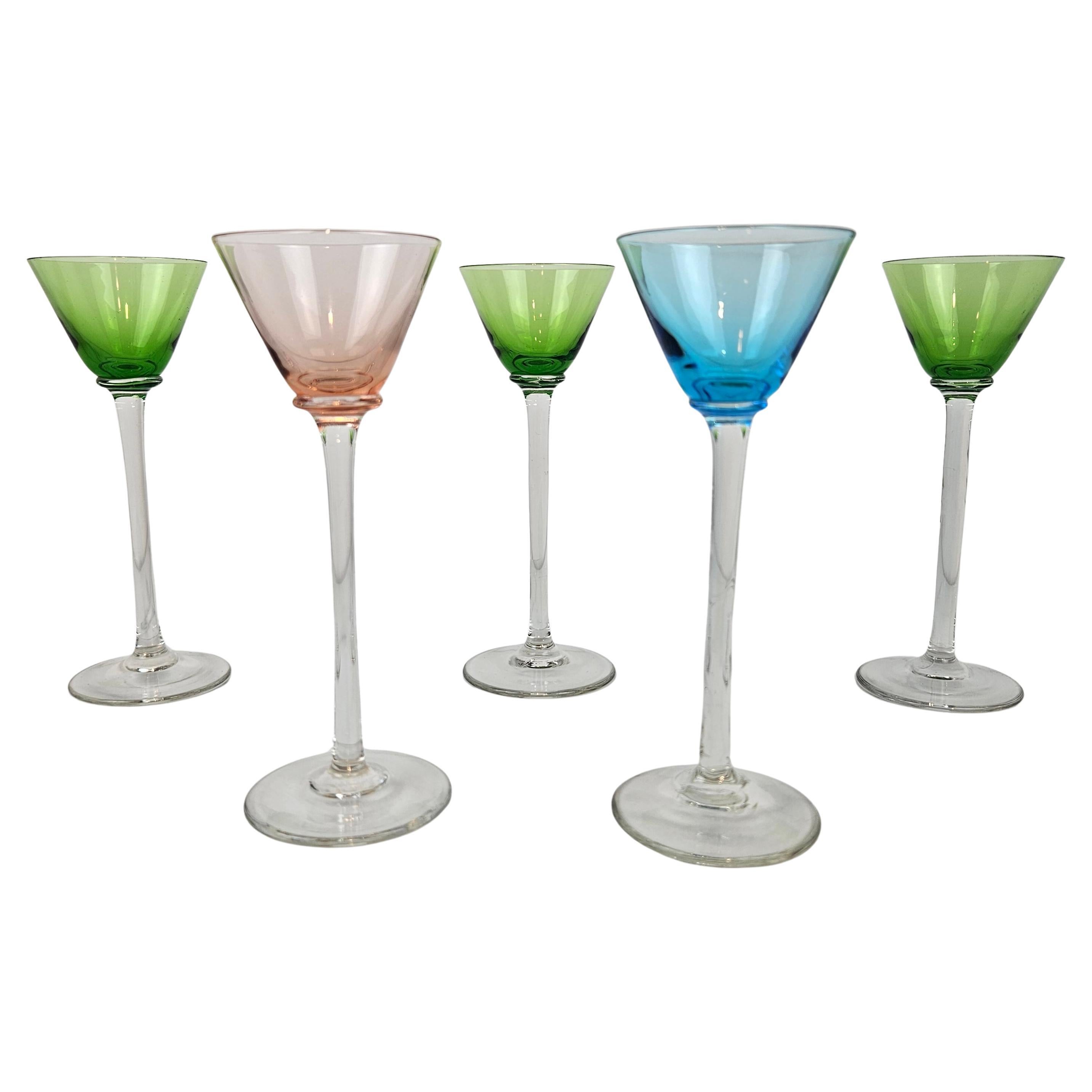 Charmant ensemble de 5 verres à liqueur colorés à long pied, vers 1920 1920