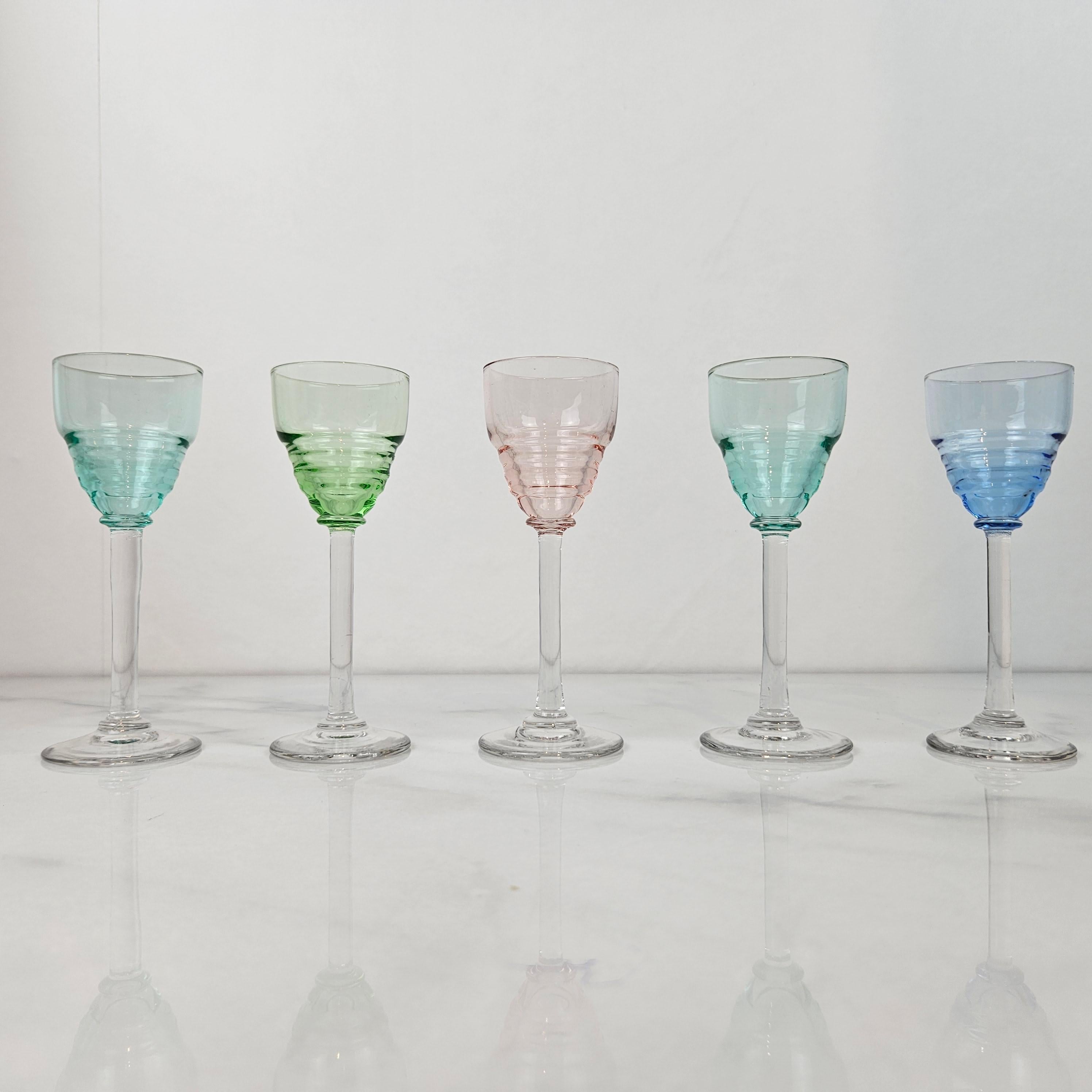 Romantique Charmant ensemble de 5 verres à liqueur colorés à pied élancé, vers 1920 1920 en vente