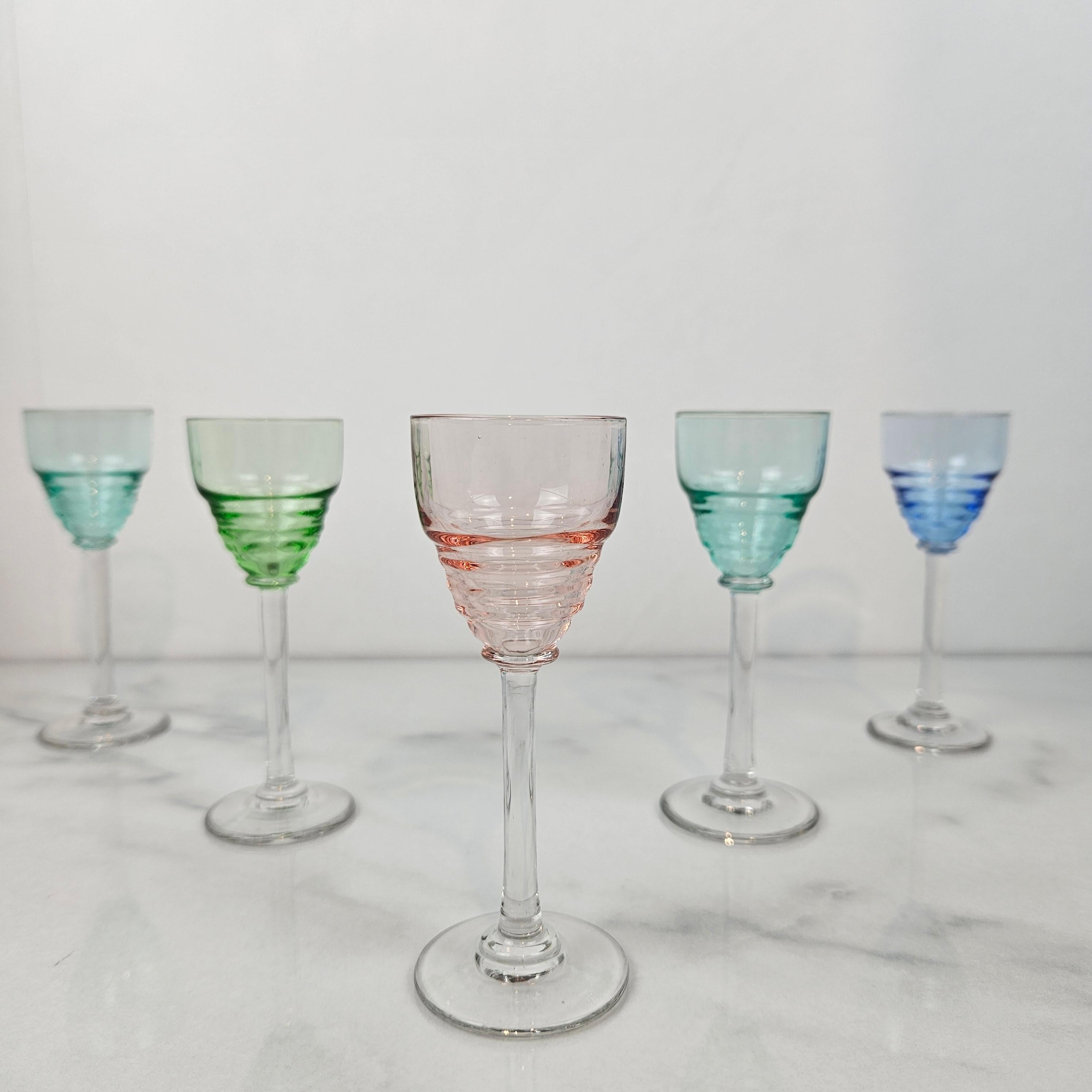 Français Charmant ensemble de 5 verres à liqueur colorés à pied élancé, vers 1920 1920 en vente