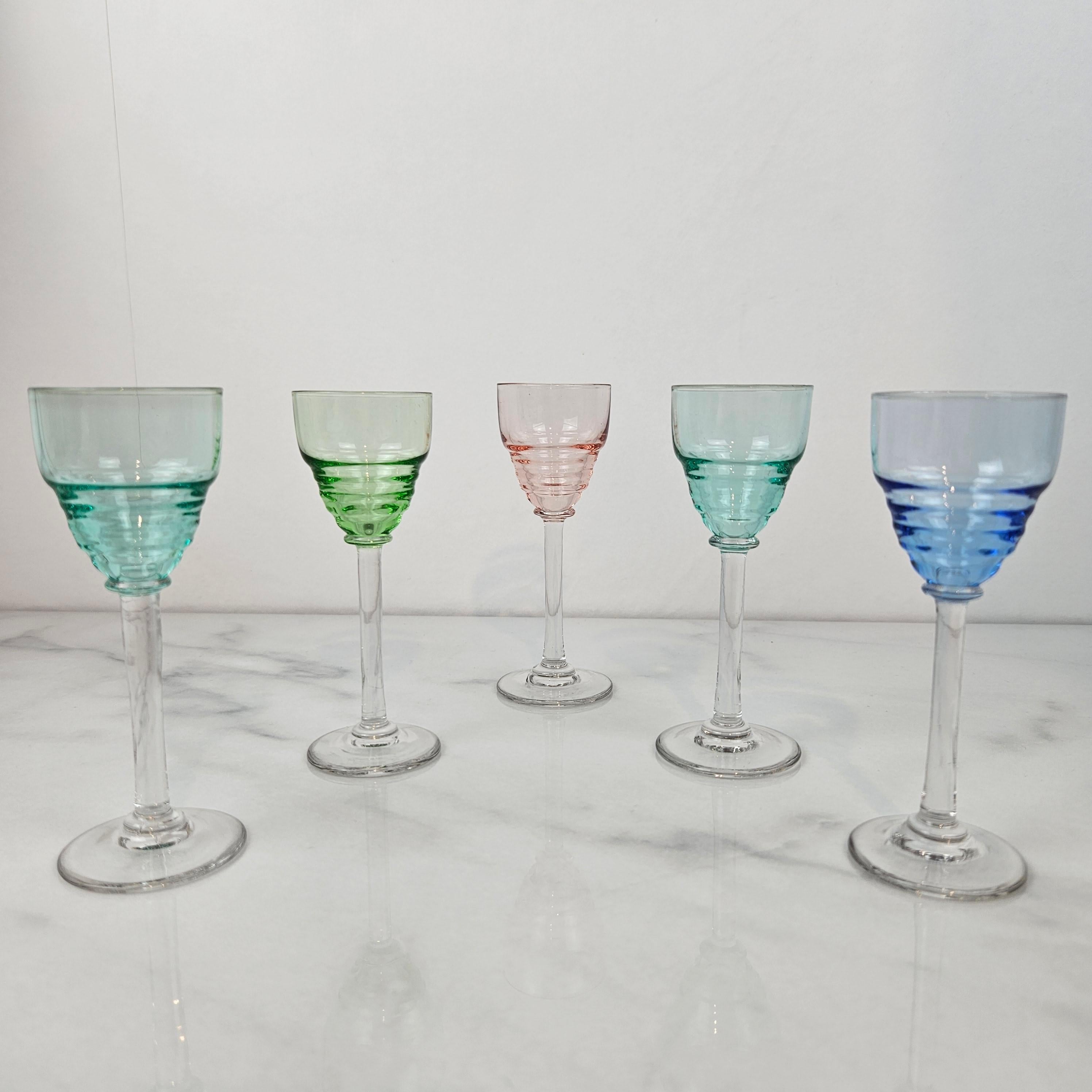 Fait main Charmant ensemble de 5 verres à liqueur colorés à pied élancé, vers 1920 1920 en vente