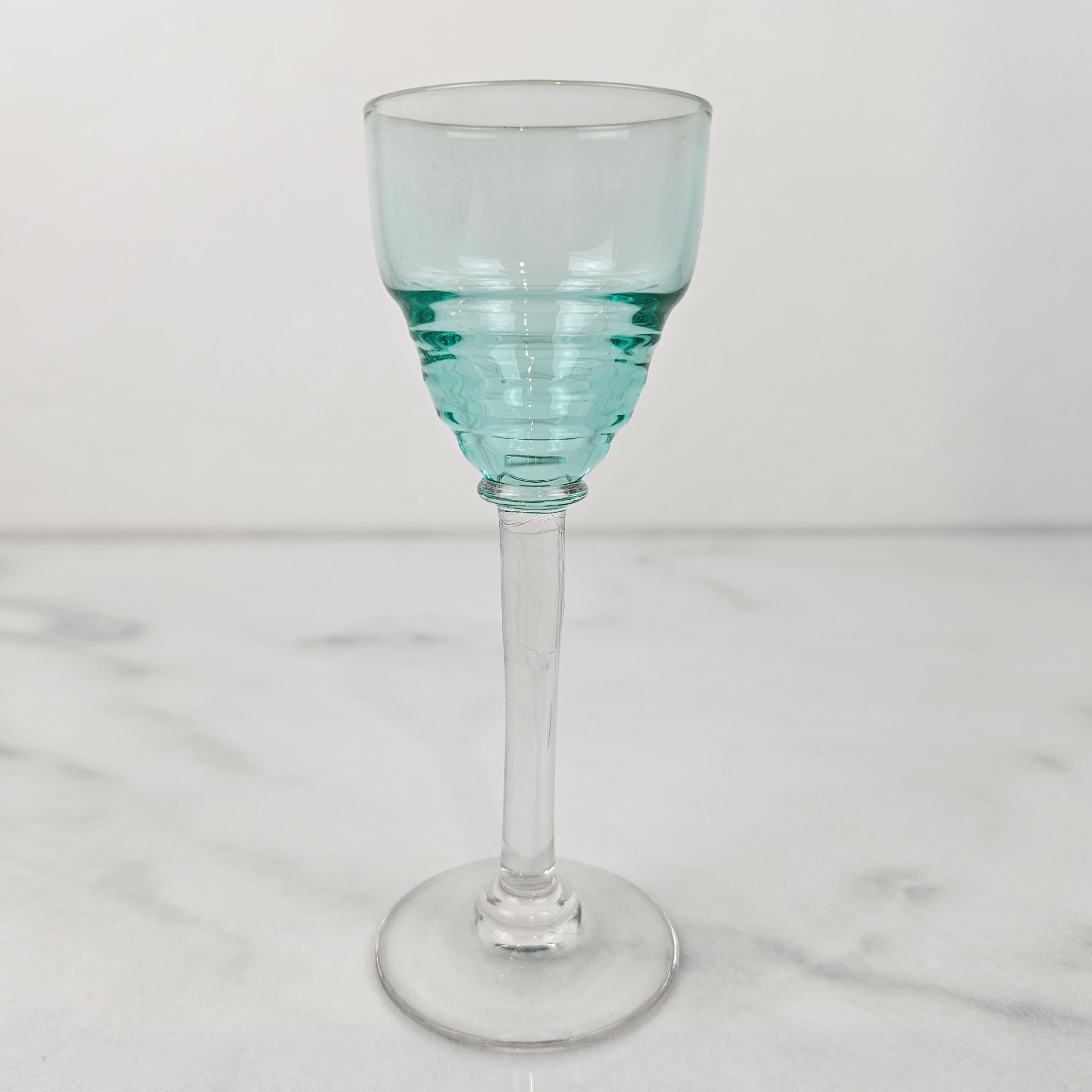 Charmant ensemble de 5 verres à liqueur colorés à pied élancé, vers 1920 1920 Bon état - En vente à Oud Beijerland, NL