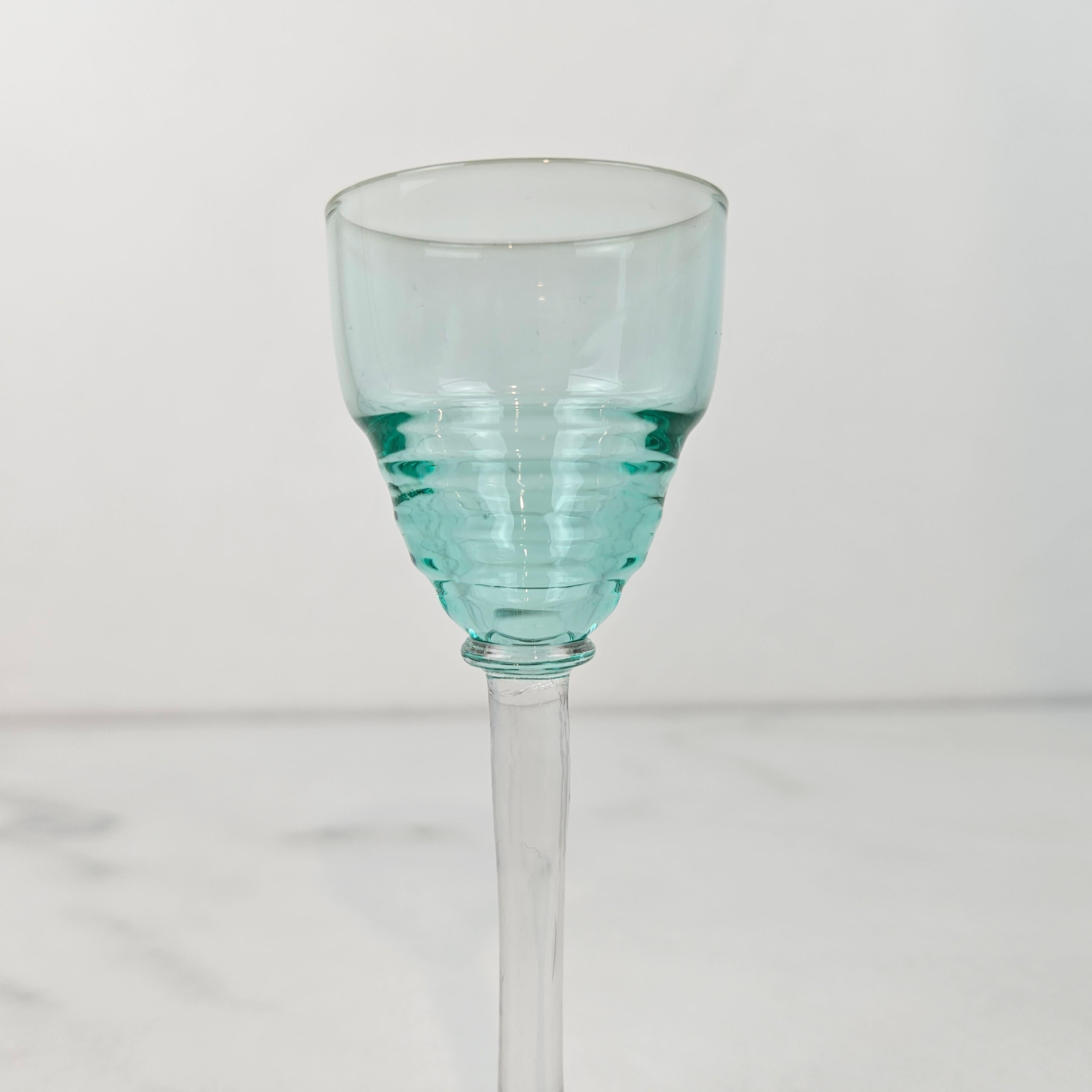 Début du 20ème siècle Charmant ensemble de 5 verres à liqueur colorés à pied élancé, vers 1920 1920 en vente