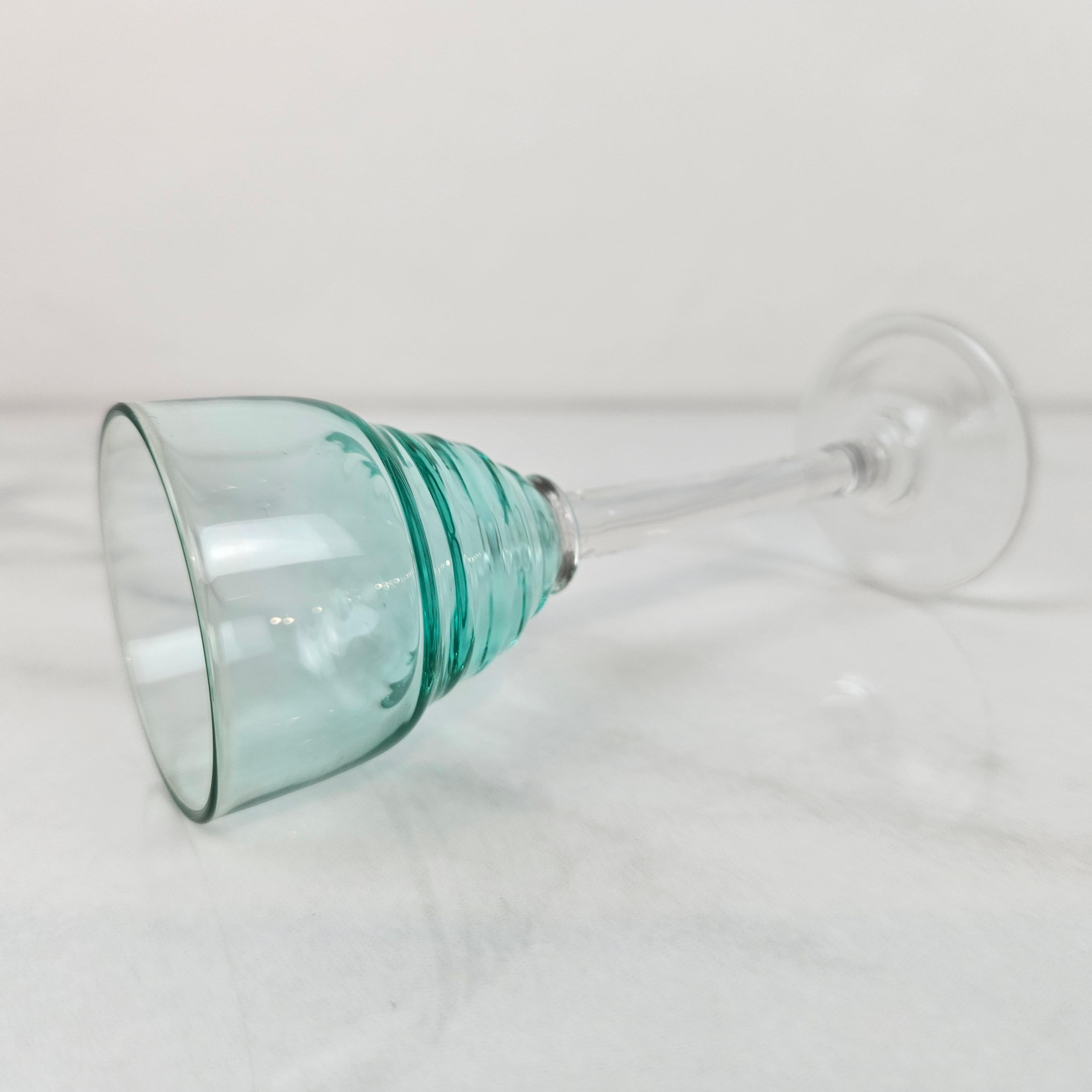 Charmant ensemble de 5 verres à liqueur colorés à pied élancé, vers 1920 1920 en vente 1