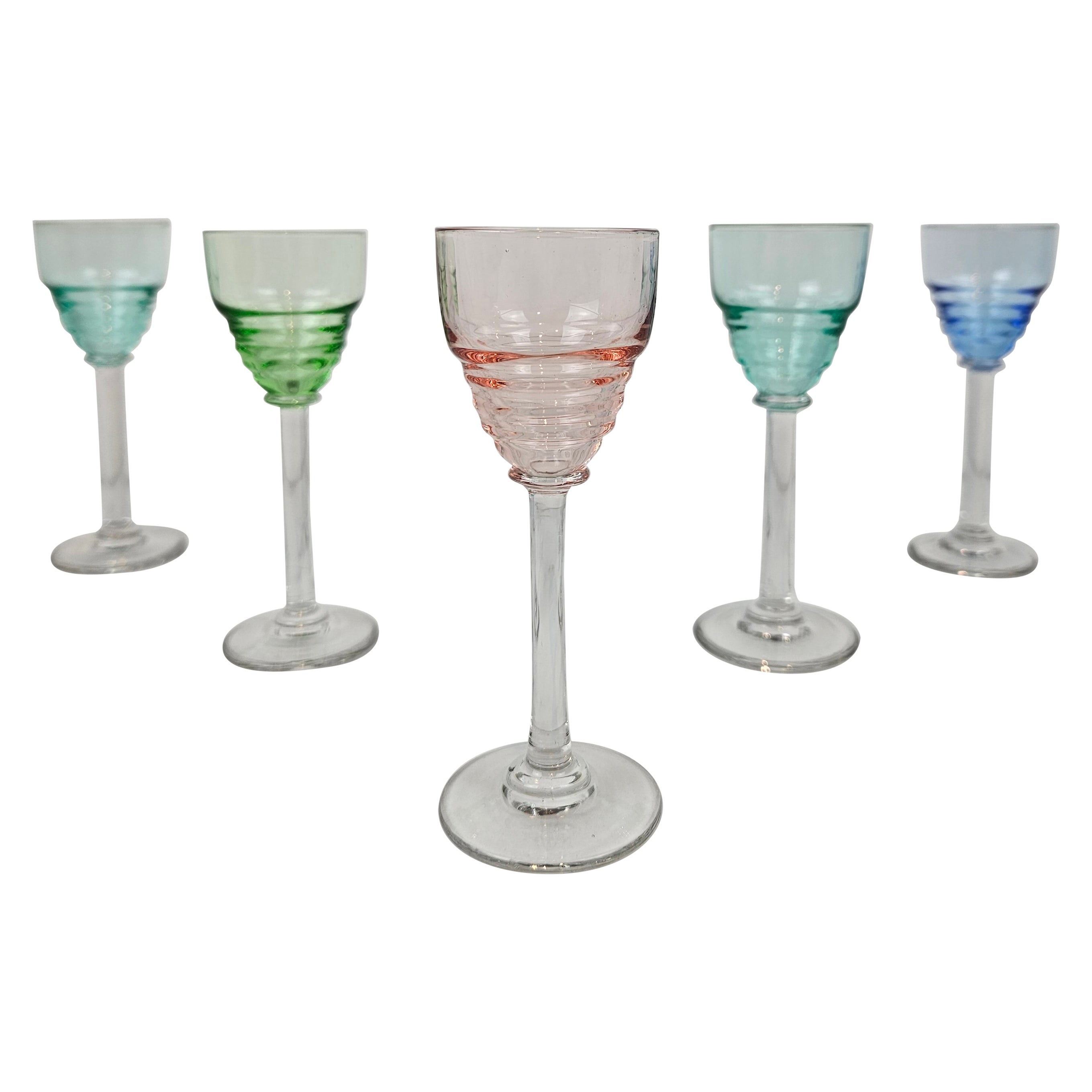 Charmant ensemble de 5 verres à liqueur colorés à pied élancé, vers 1920 1920
