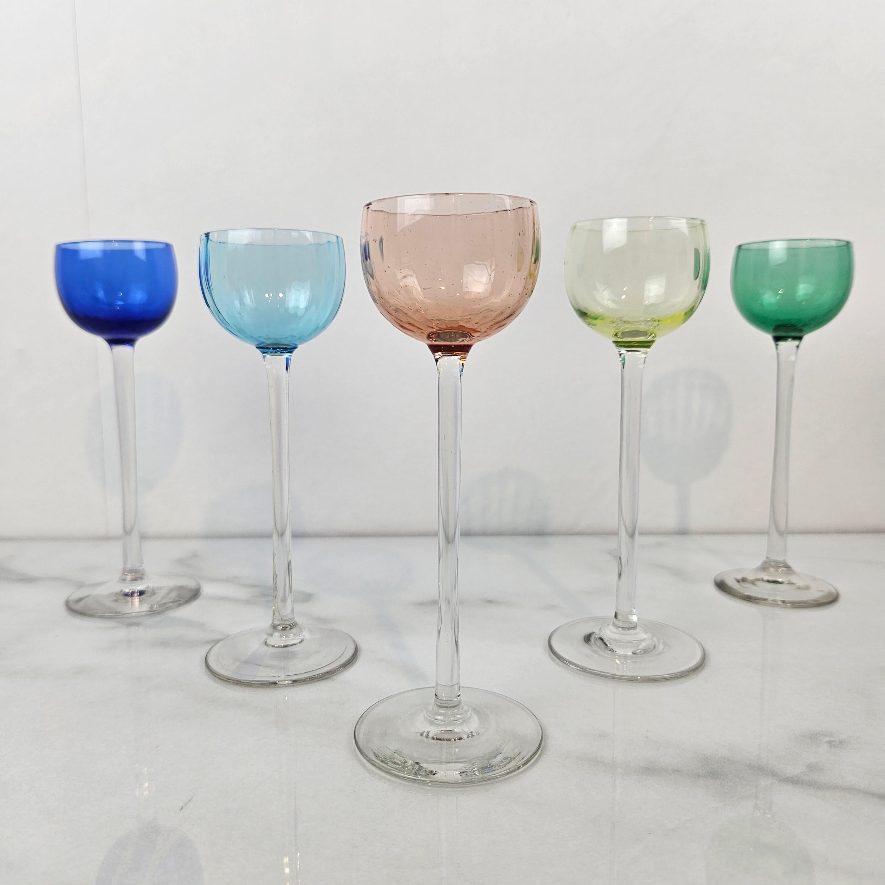 French Charming Set of 5 Colored Ribbed Liqueur Glasses With Long Stem, Ca. 1920 For Sale