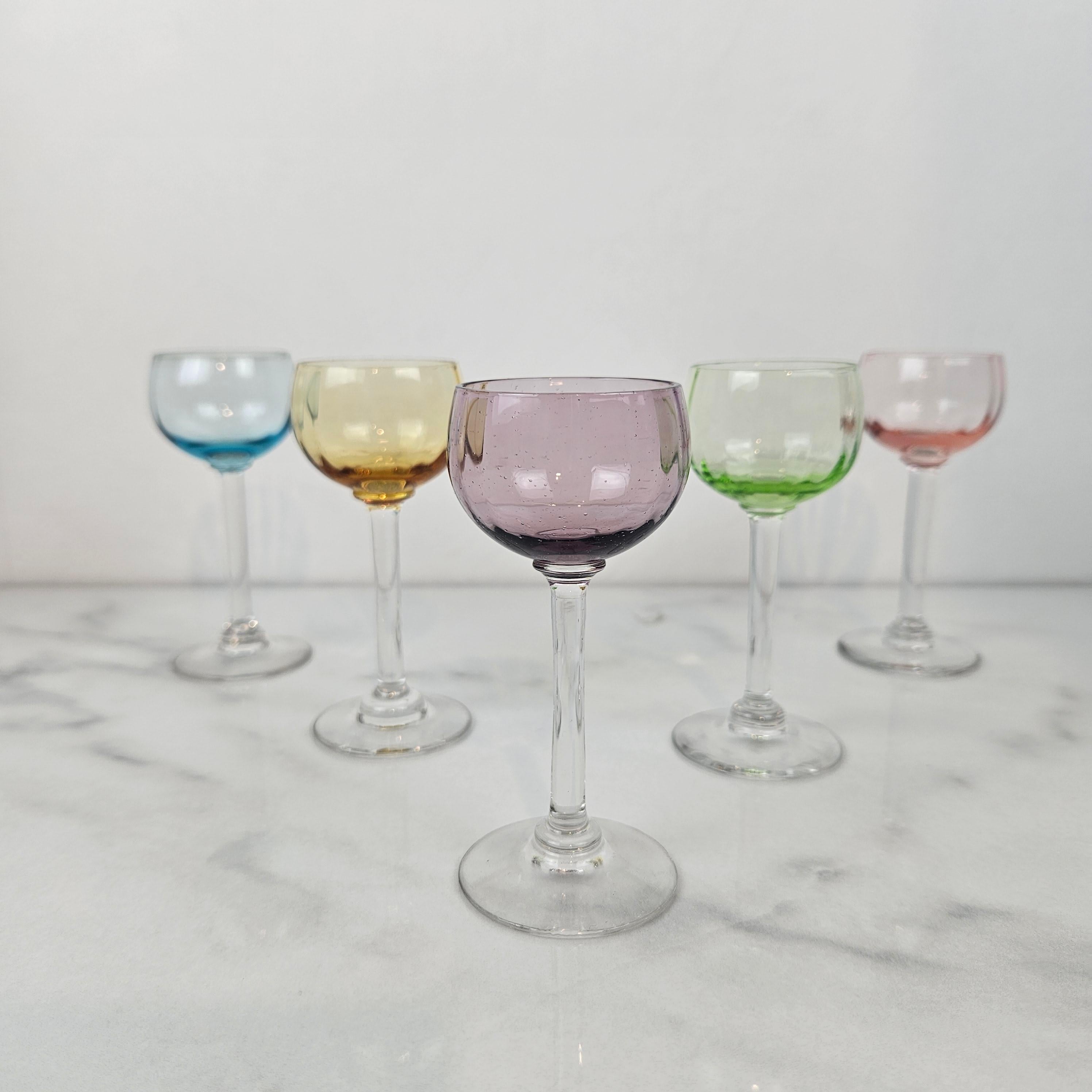 Romantique Charmant ensemble de 5 verres à liqueur colorés et striés avec un pied élancé, vers 1920 1920 en vente