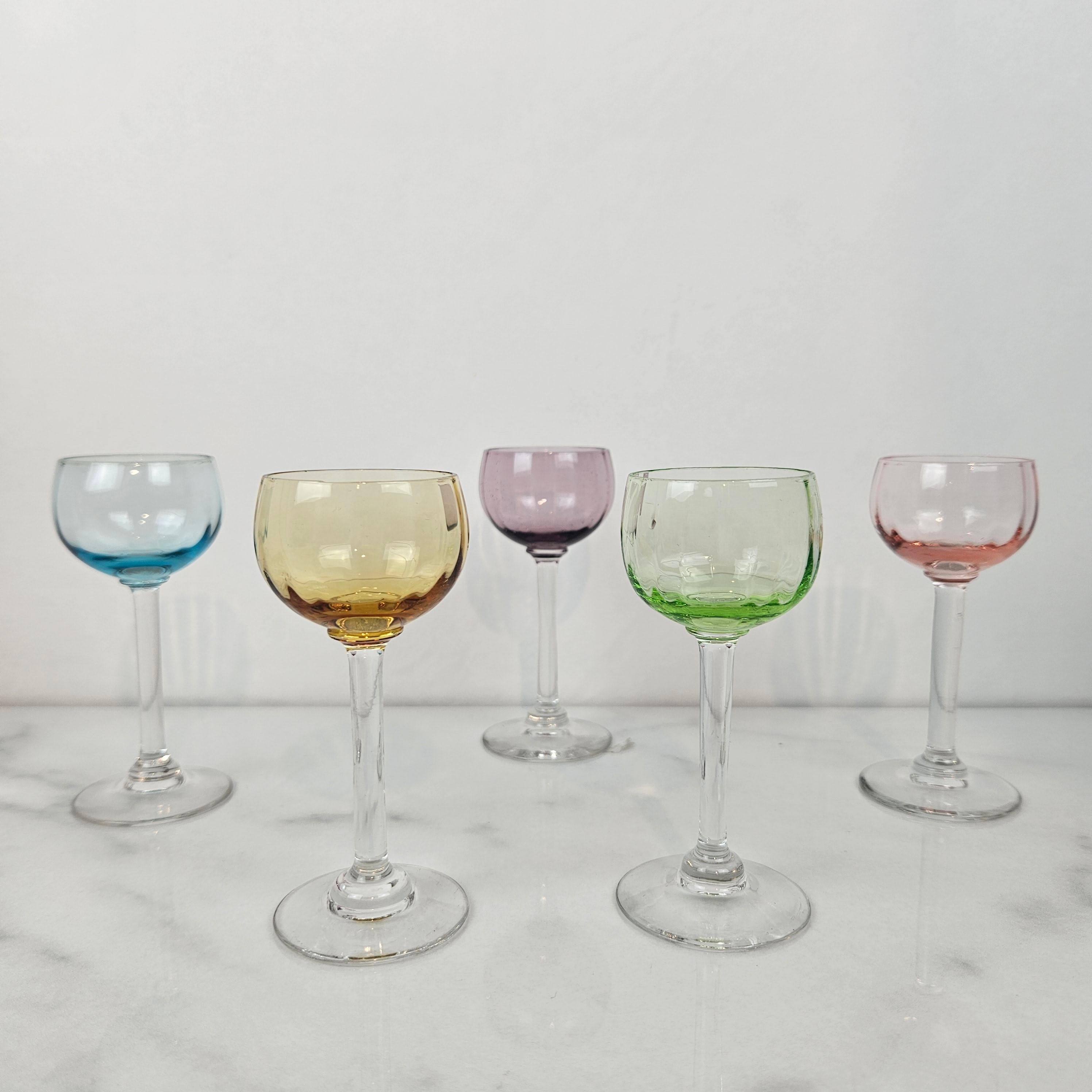 Français Charmant ensemble de 5 verres à liqueur colorés et striés avec un pied élancé, vers 1920 1920 en vente