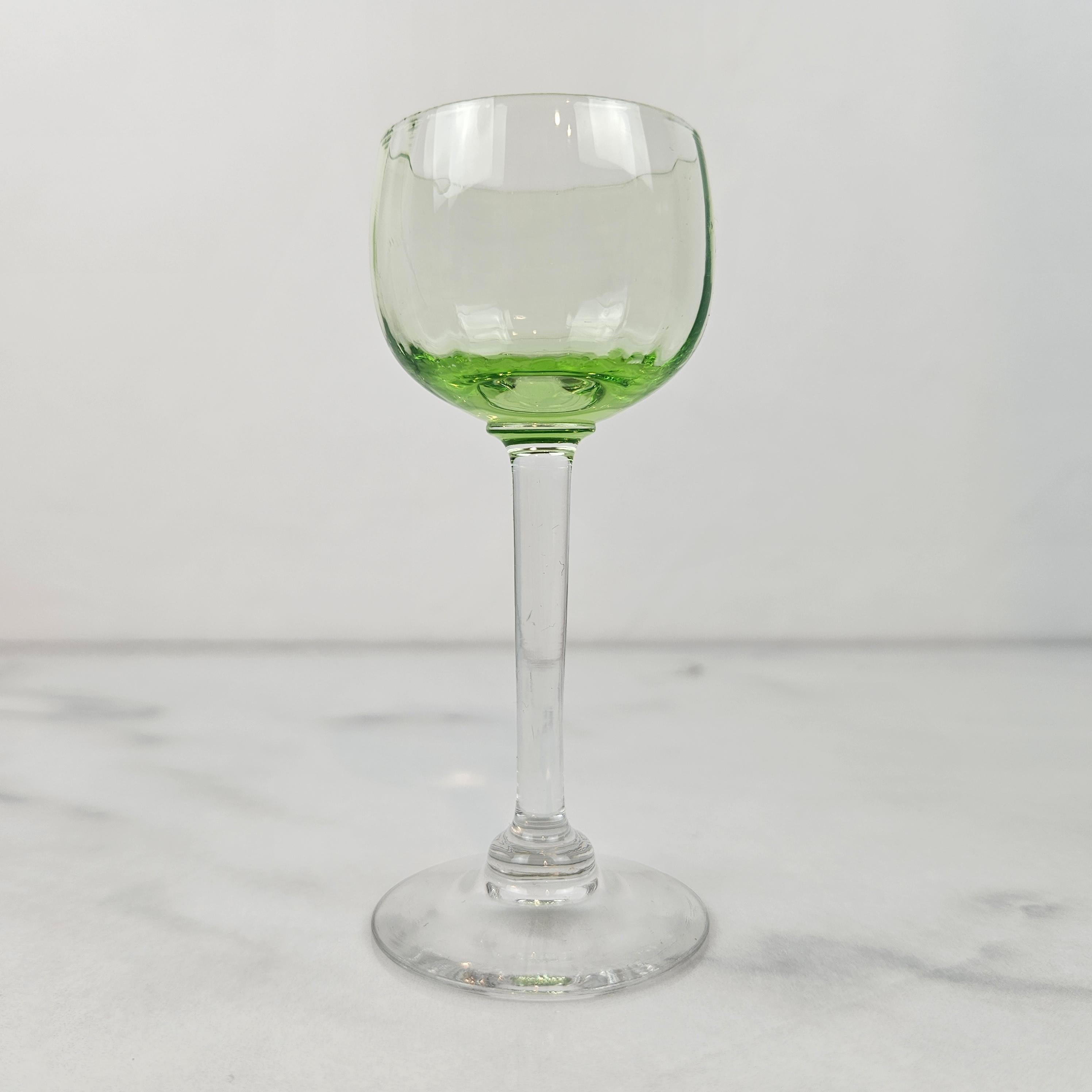 Fait main Charmant ensemble de 5 verres à liqueur colorés et striés avec un pied élancé, vers 1920 1920 en vente