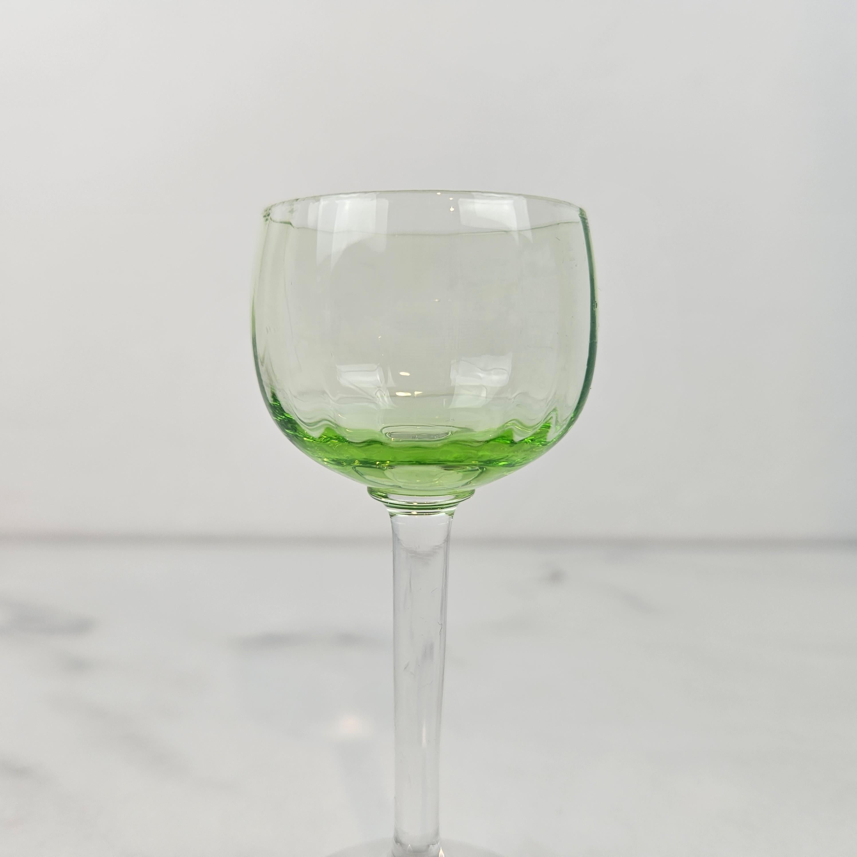 Charmant ensemble de 5 verres à liqueur colorés et striés avec un pied élancé, vers 1920 1920 Bon état - En vente à Oud Beijerland, NL