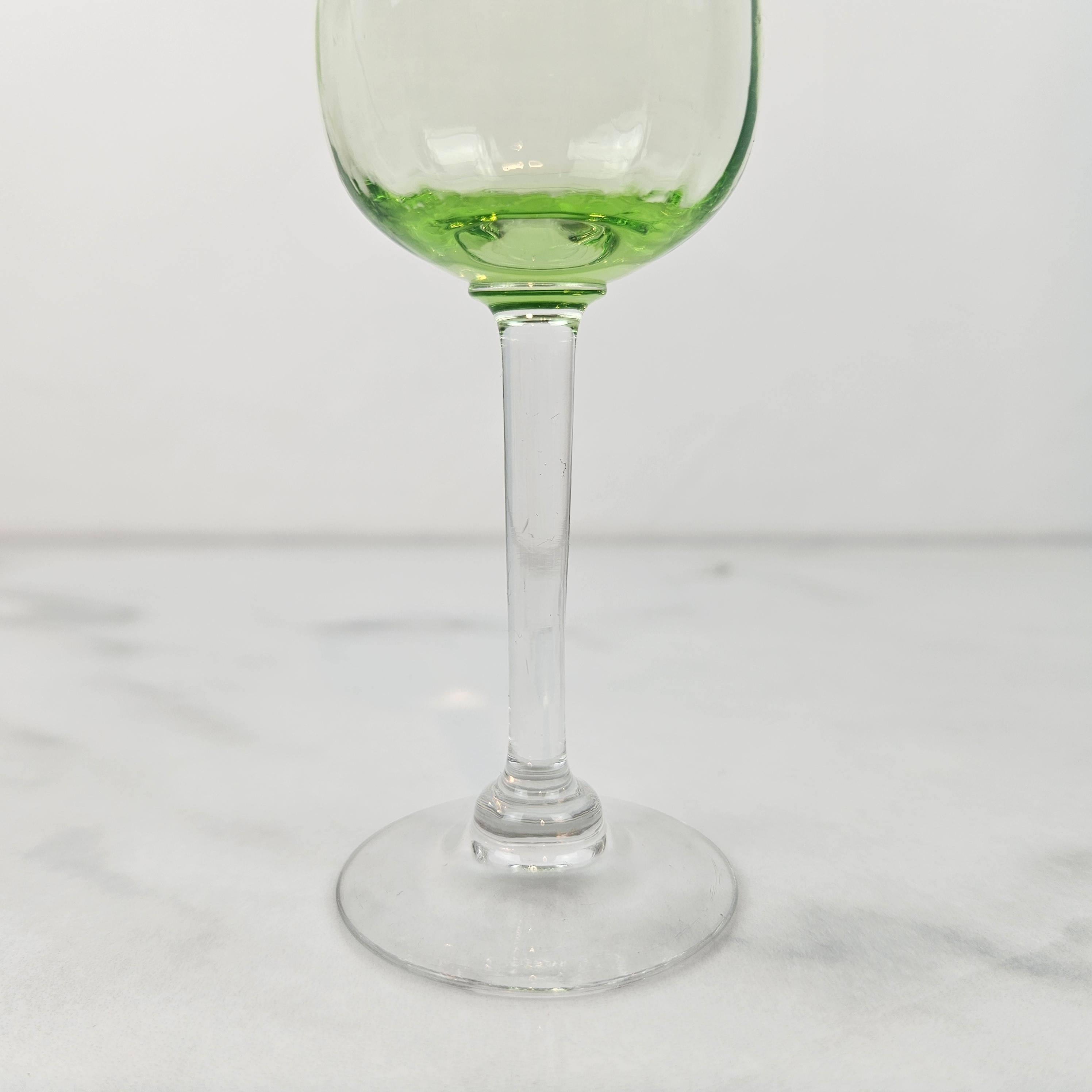 Début du 20ème siècle Charmant ensemble de 5 verres à liqueur colorés et striés avec un pied élancé, vers 1920 1920 en vente