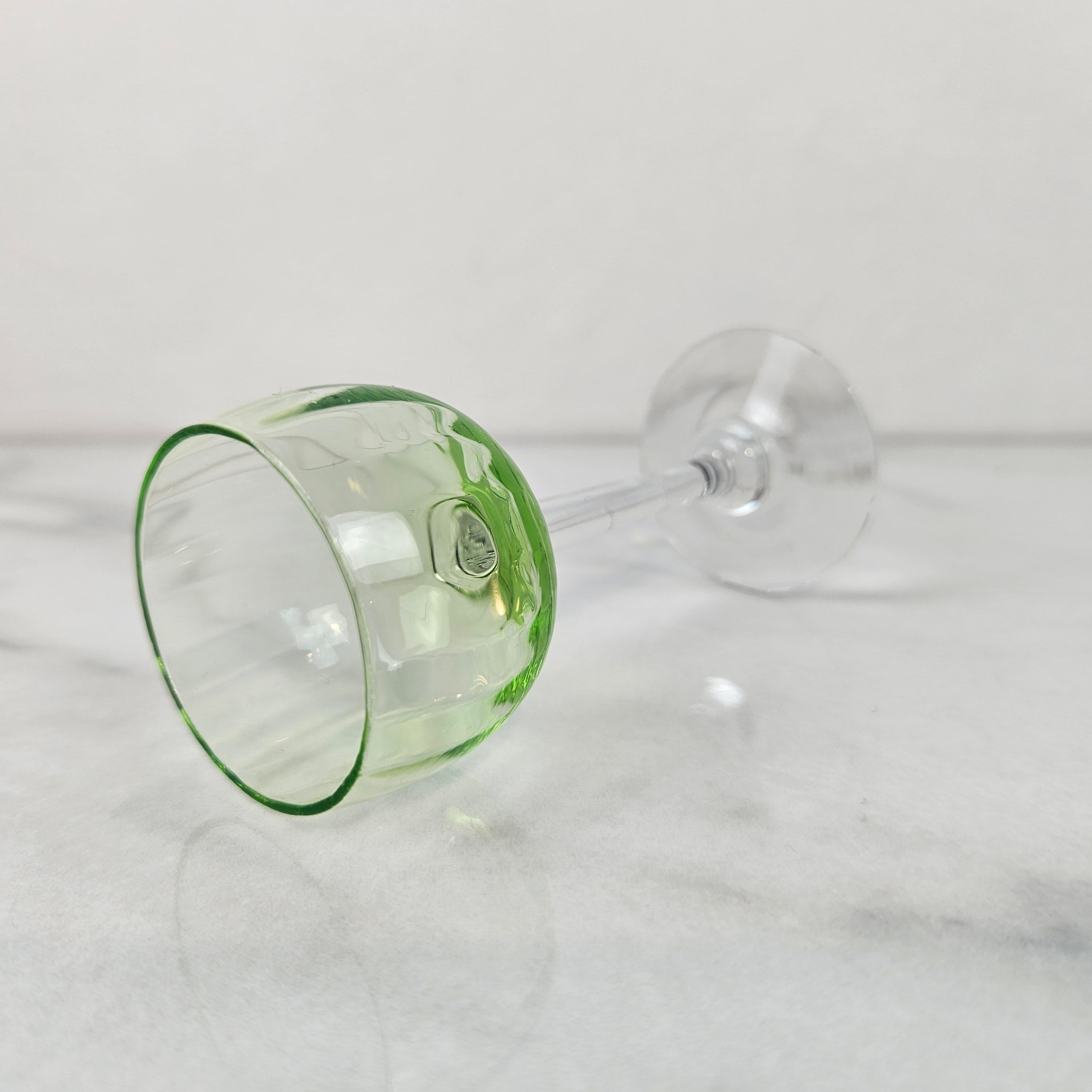 Verre brun Charmant ensemble de 5 verres à liqueur colorés et striés avec un pied élancé, vers 1920 1920 en vente