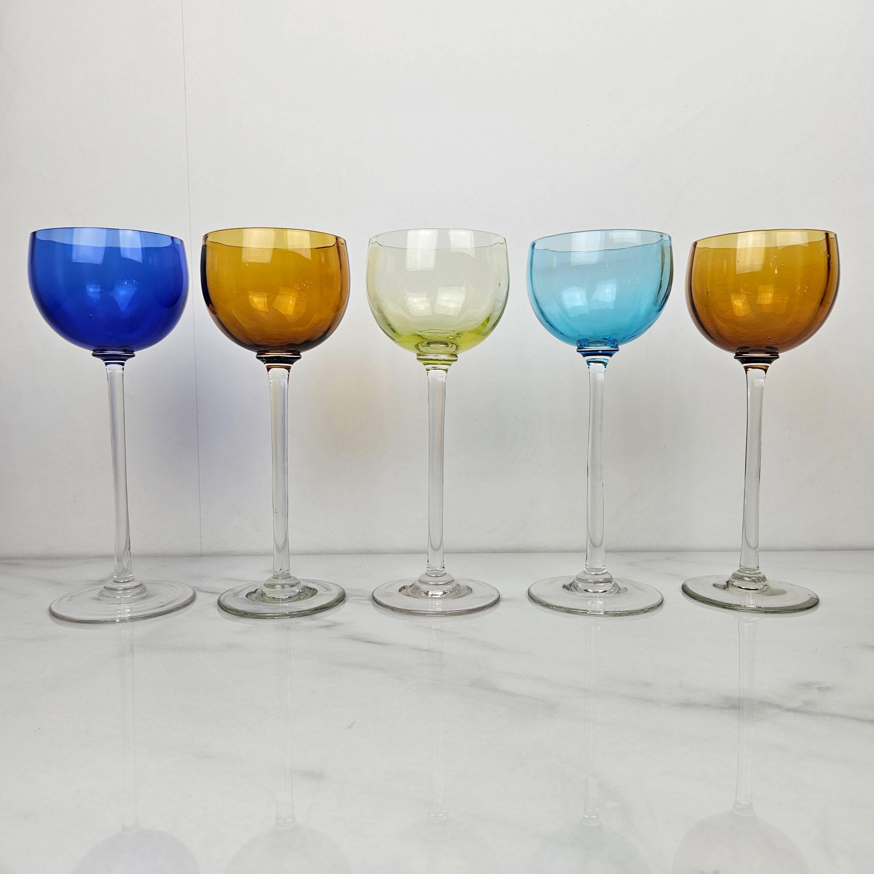 Ein schönes und seltenes Set von fünf antiken Weingläsern, mundgeblasen, aus der Zeit um 1920. Jedes Glas hat eine leicht gerippte Schale und einen langen, geraden Stiel - eine elegante, langgestreckte Form, die sowohl raffiniert als auch zeitlos