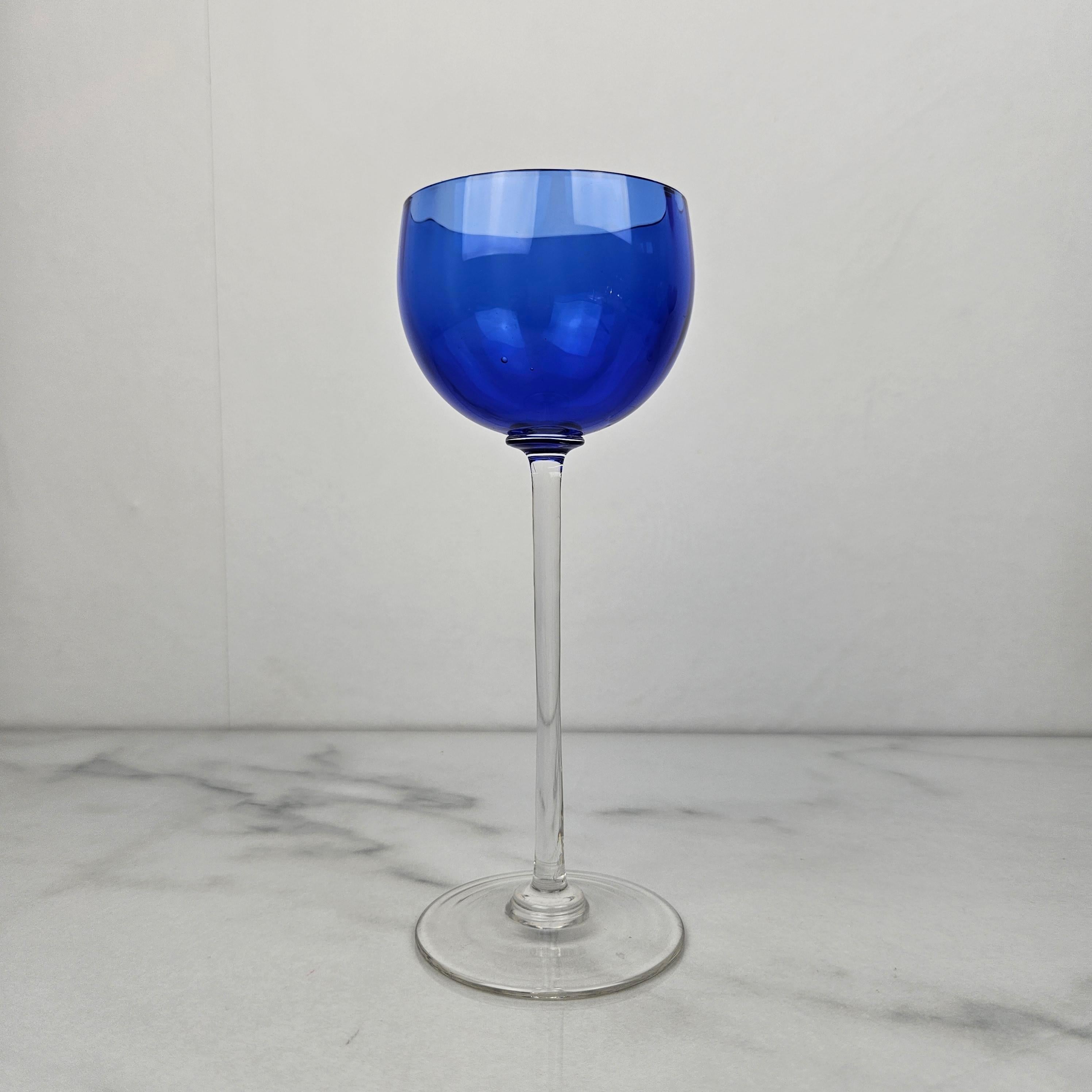 Charmanter Satz von 5 farbigen gerippten Weingläsern mit langem Stiel, ca. 1920 (Französisch) im Angebot