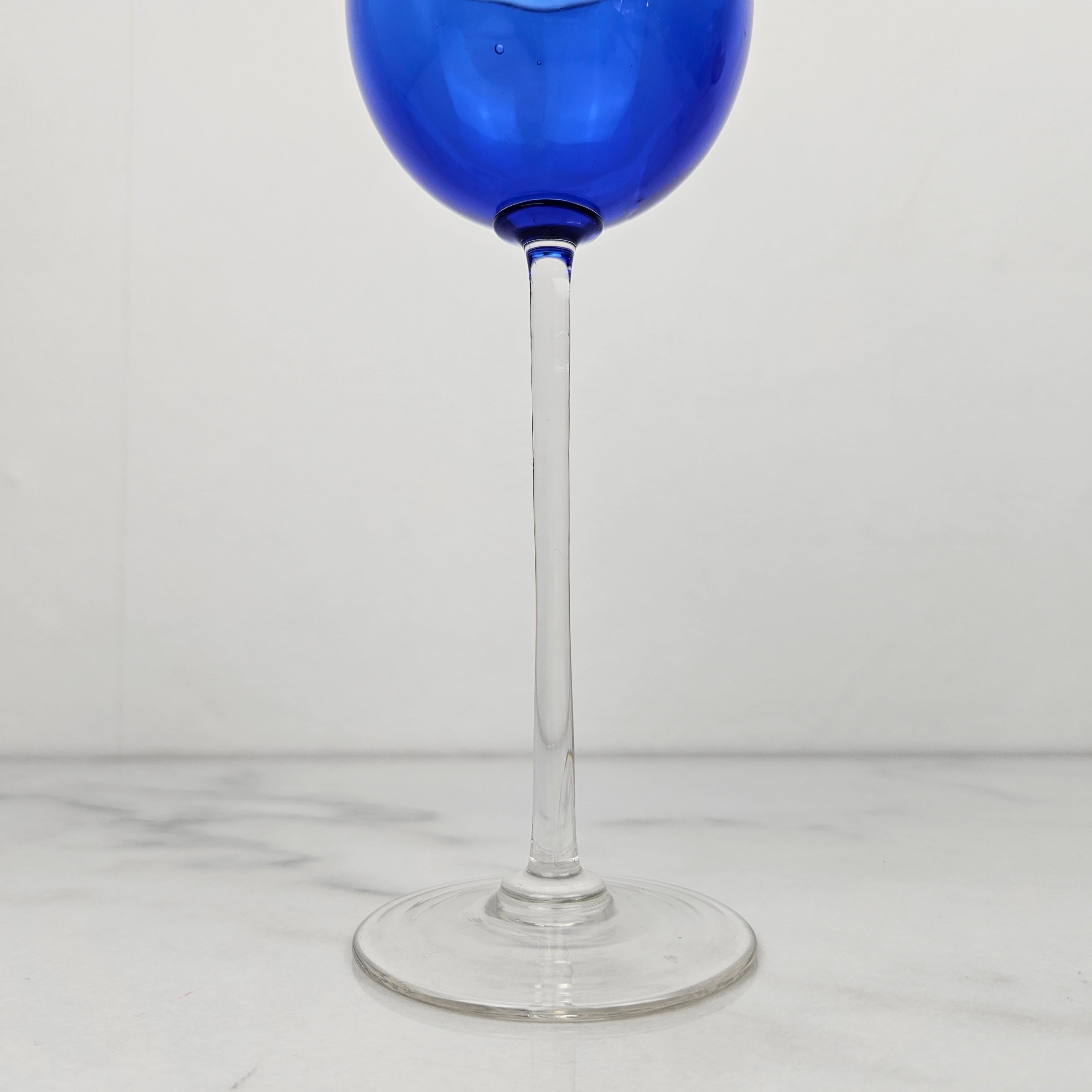 Charmanter Satz von 5 farbigen gerippten Weingläsern mit langem Stiel, ca. 1920 (Handgefertigt) im Angebot