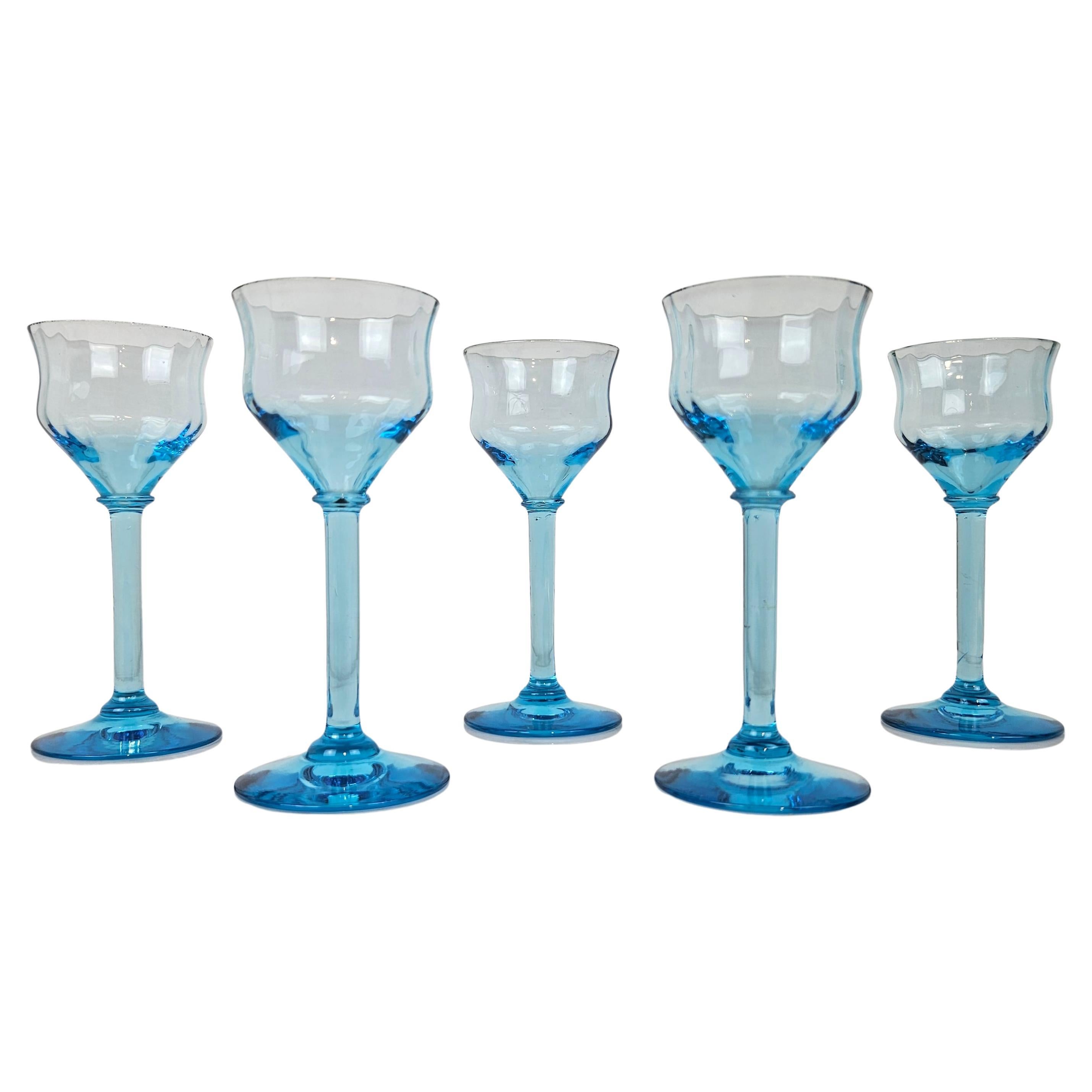 Charmanter Satz von 5 mundgeblasenen, vollfarbigen, gerippten Likörgläsern, ca. 1920