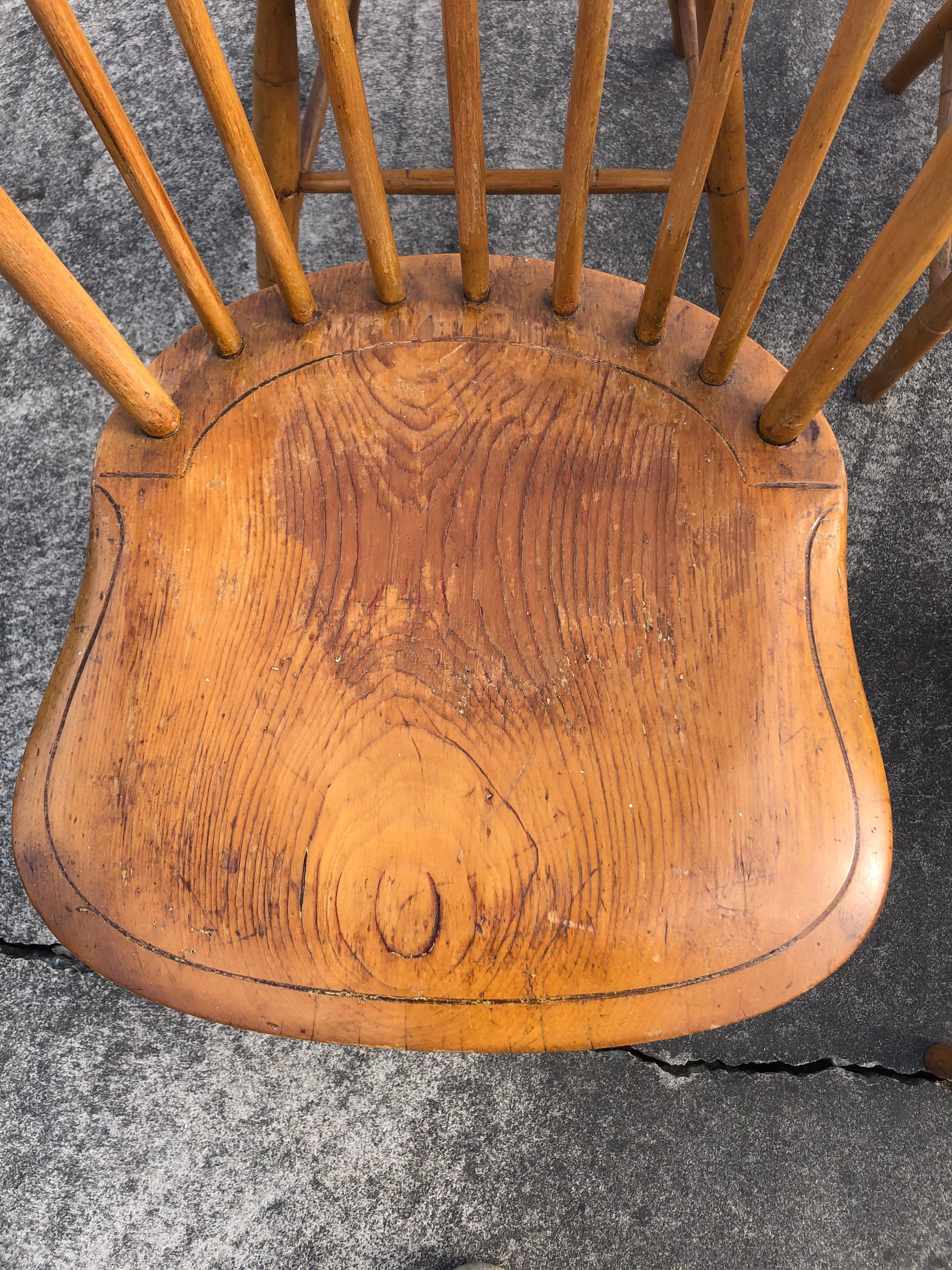 Pin Charmant ensemble de 6 chaises de salle à manger d'appoint en pin ancien du Vermont en vente
