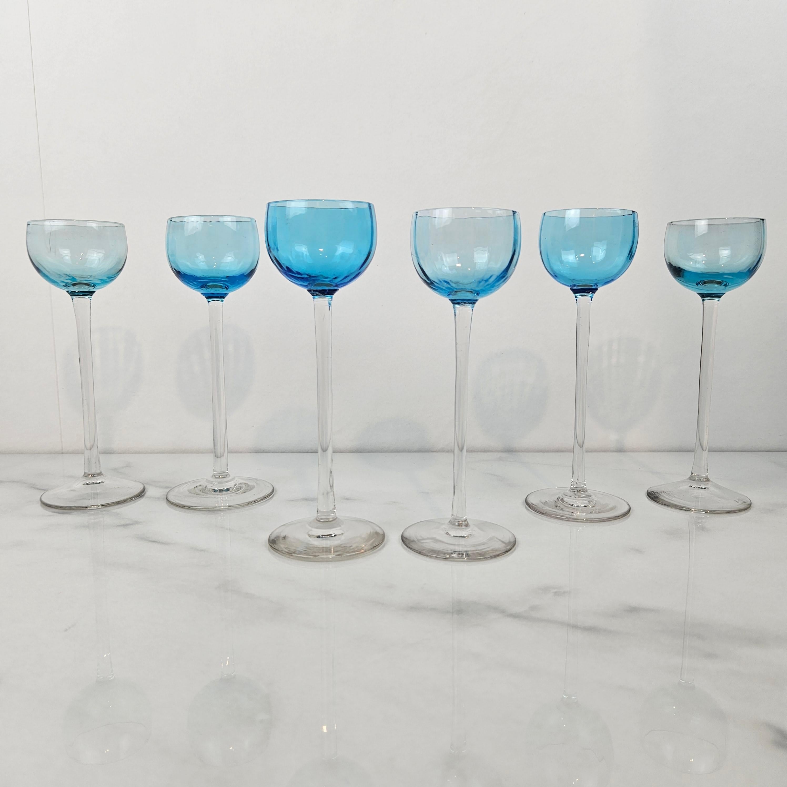 Romantique Charmant ensemble de 6 verres à liqueur striés de couleur bleue à long pied, vers 1920 1920 en vente
